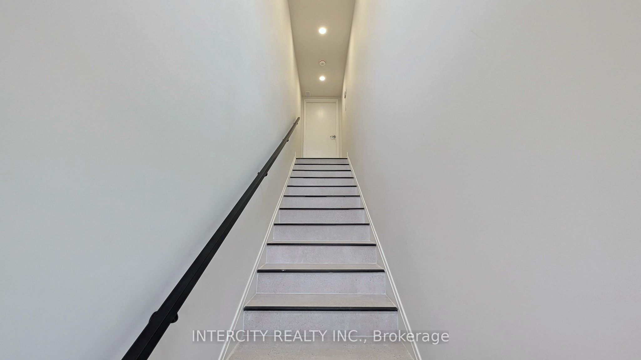 706 The Queensway B Property Photo 13