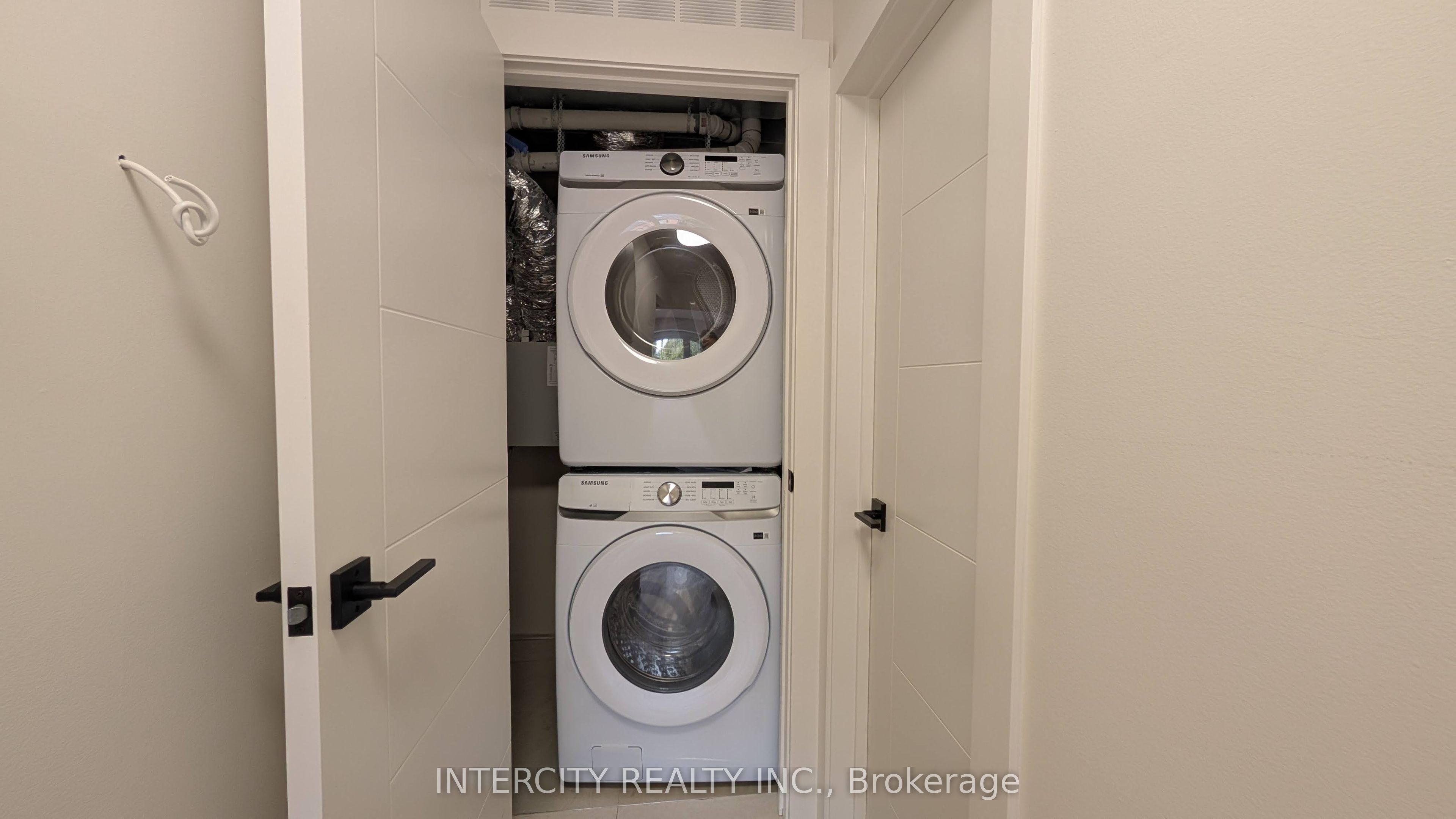 706 The Queensway B Property Photo 14