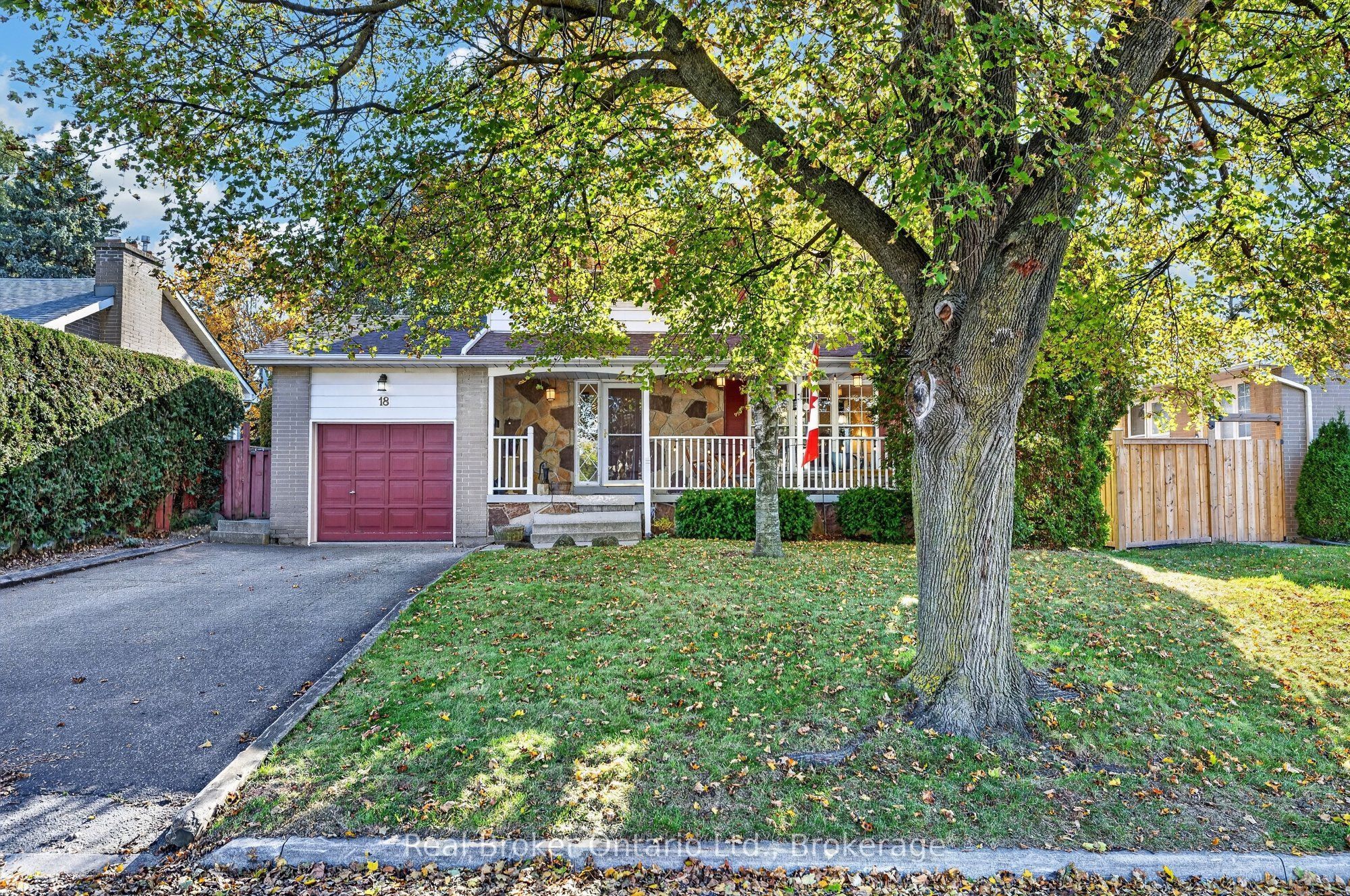 18 Kingsview Boulevard Property Photo 2