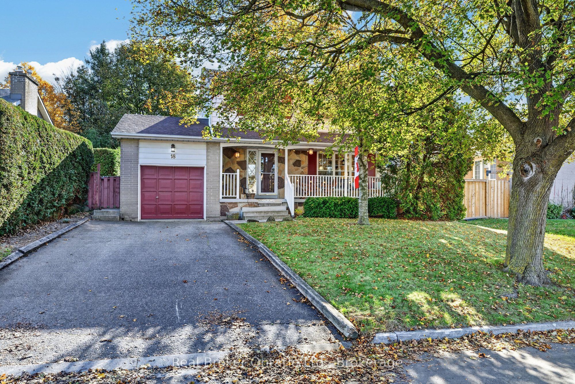18 Kingsview Boulevard Property Photo 3