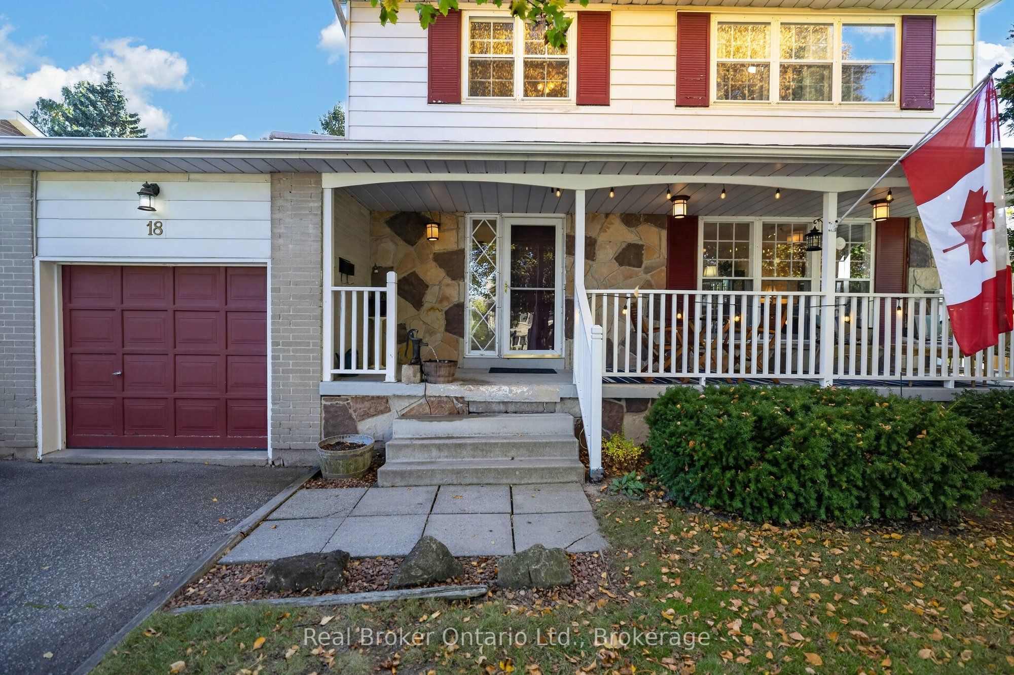 18 Kingsview Boulevard Property Photo 4