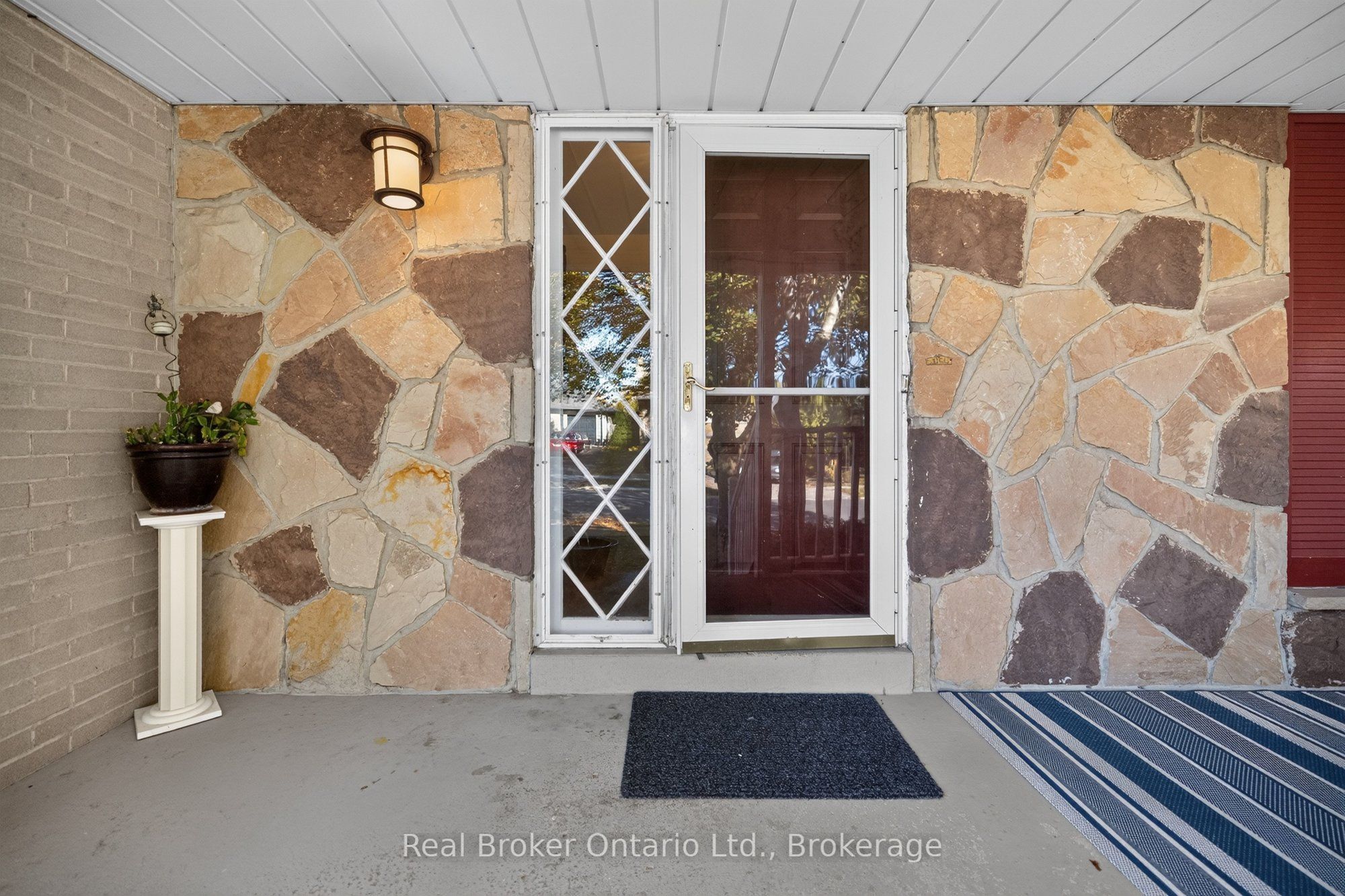 18 Kingsview Boulevard Property Photo 6