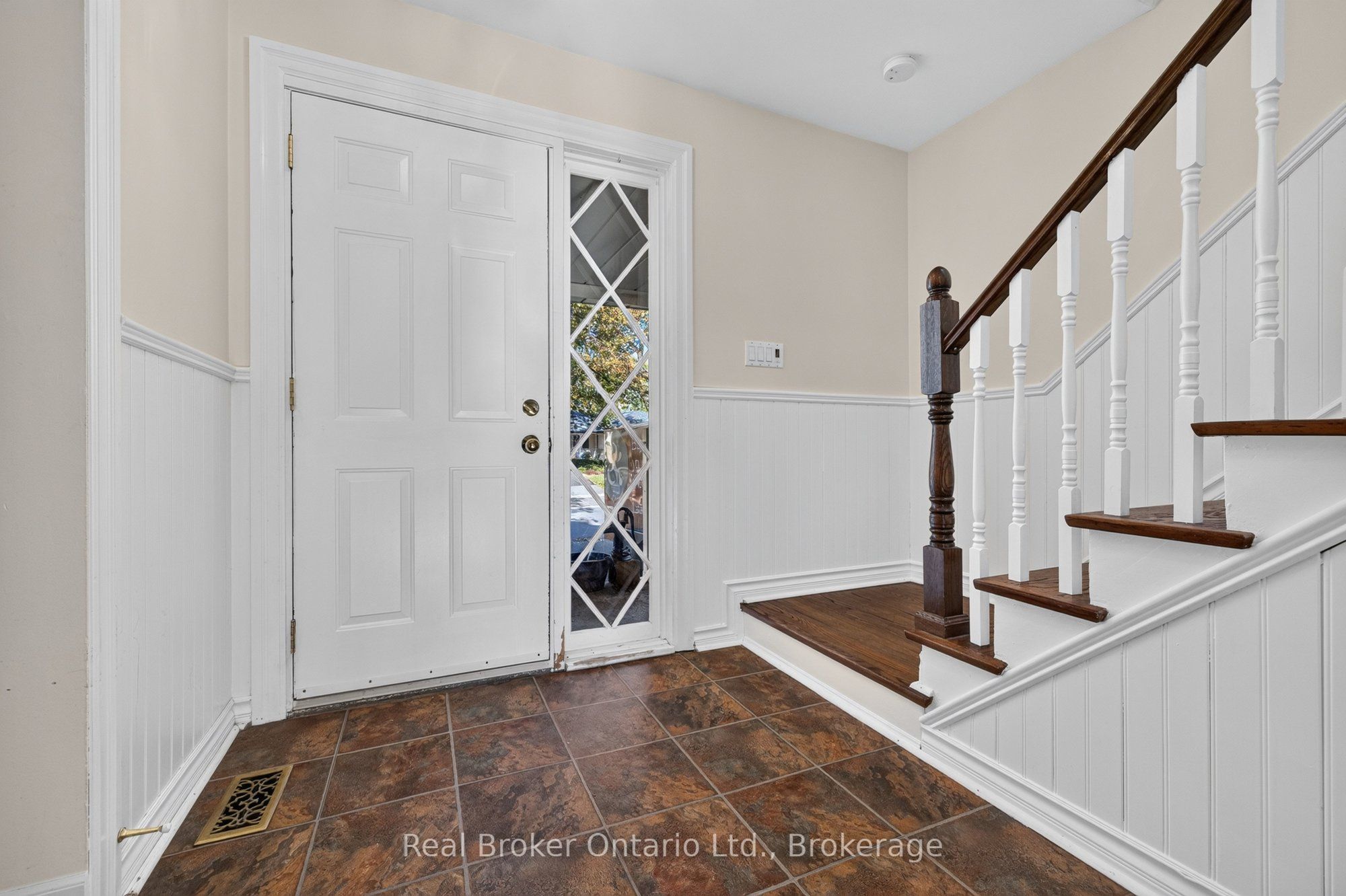 18 Kingsview Boulevard Property Photo 7