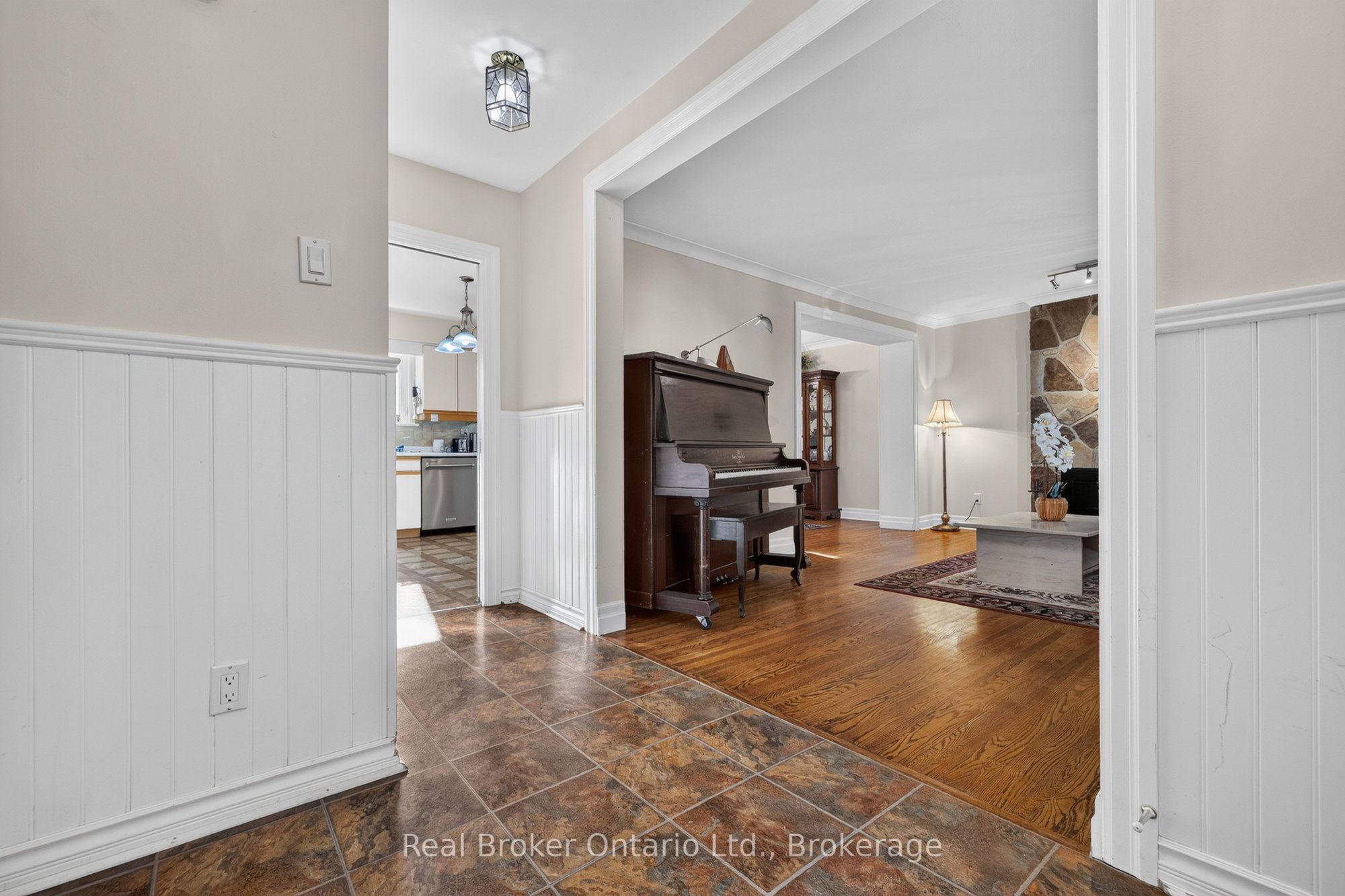 18 Kingsview Boulevard Property Photo 8