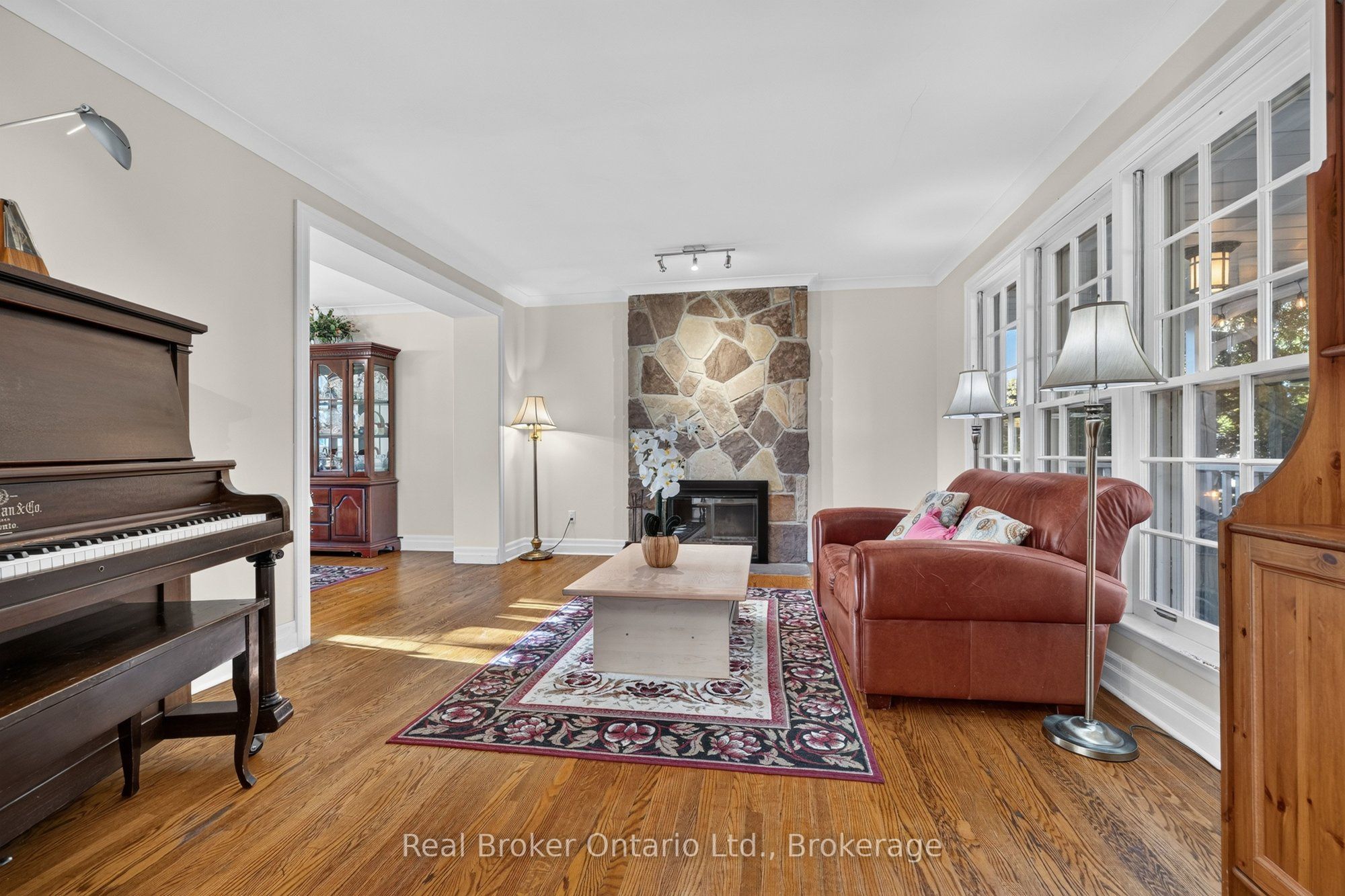 18 Kingsview Boulevard Property Photo 9