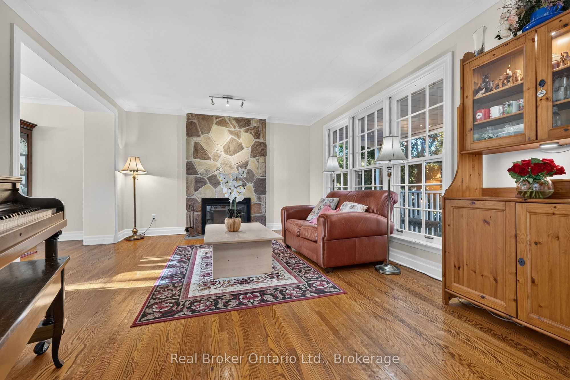 18 Kingsview Boulevard Property Photo 10