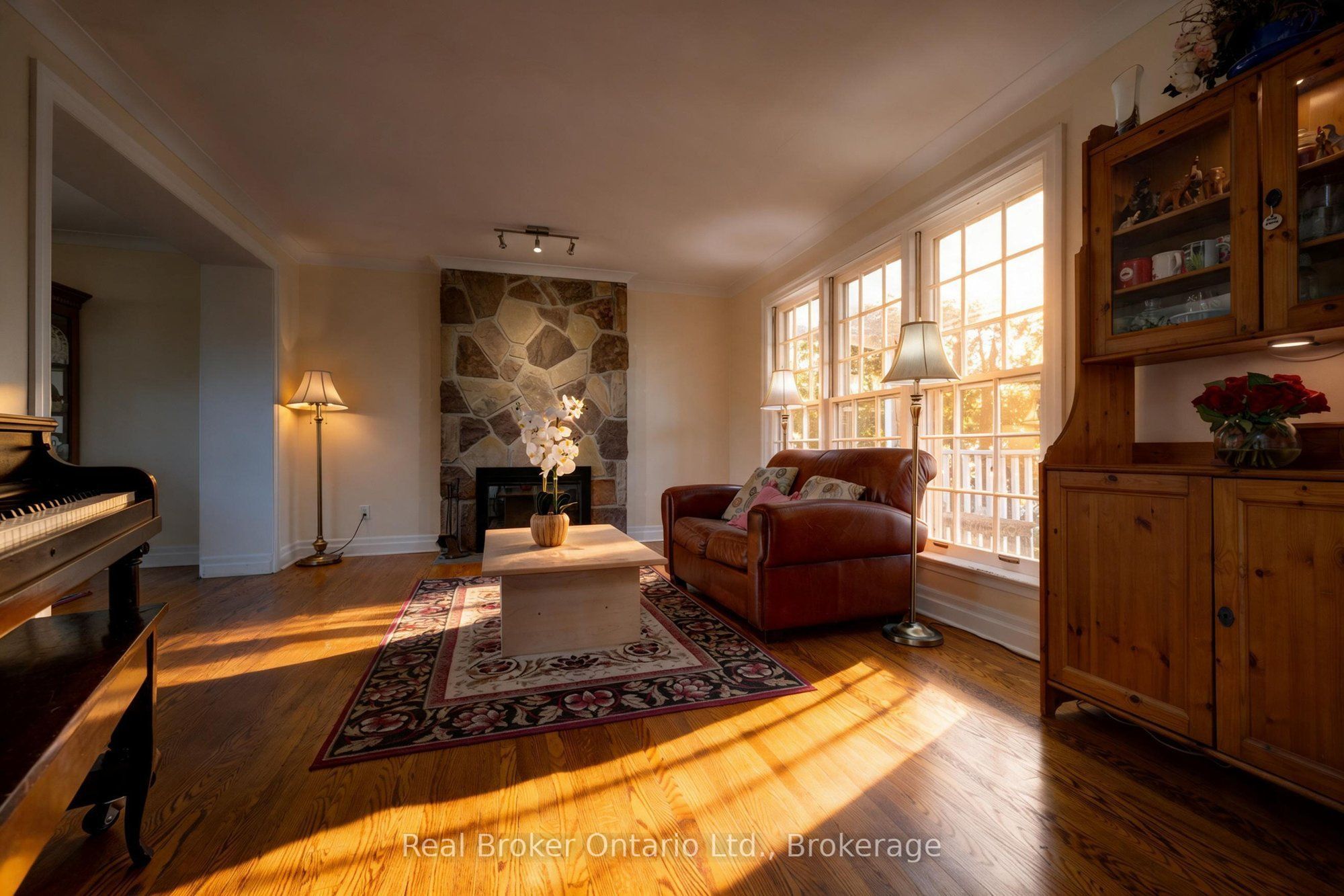18 Kingsview Boulevard Property Photo 11