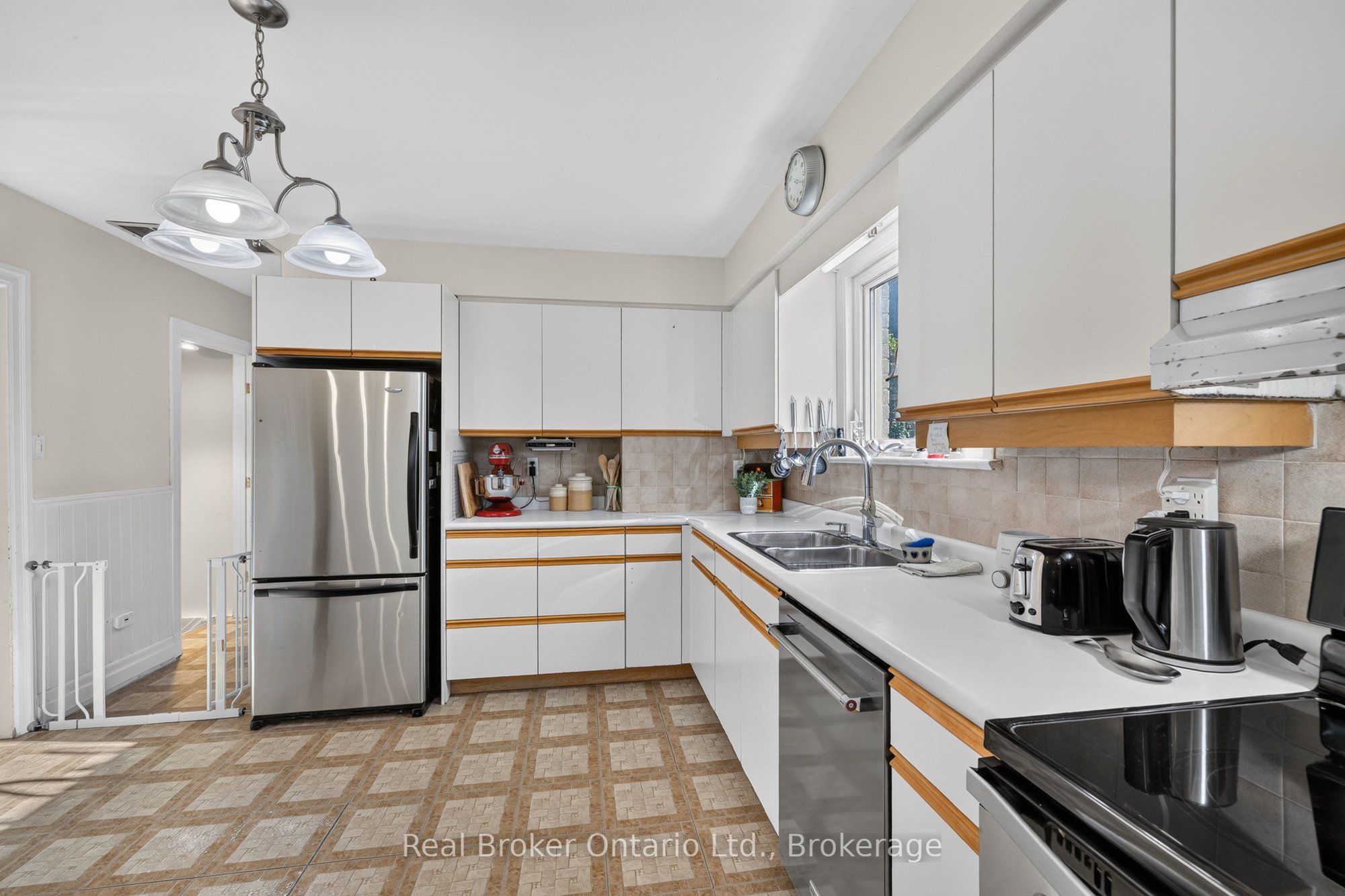 18 Kingsview Boulevard Property Photo 16