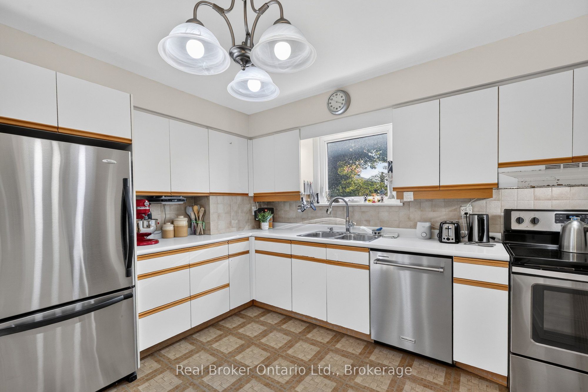 18 Kingsview Boulevard Property Photo 17