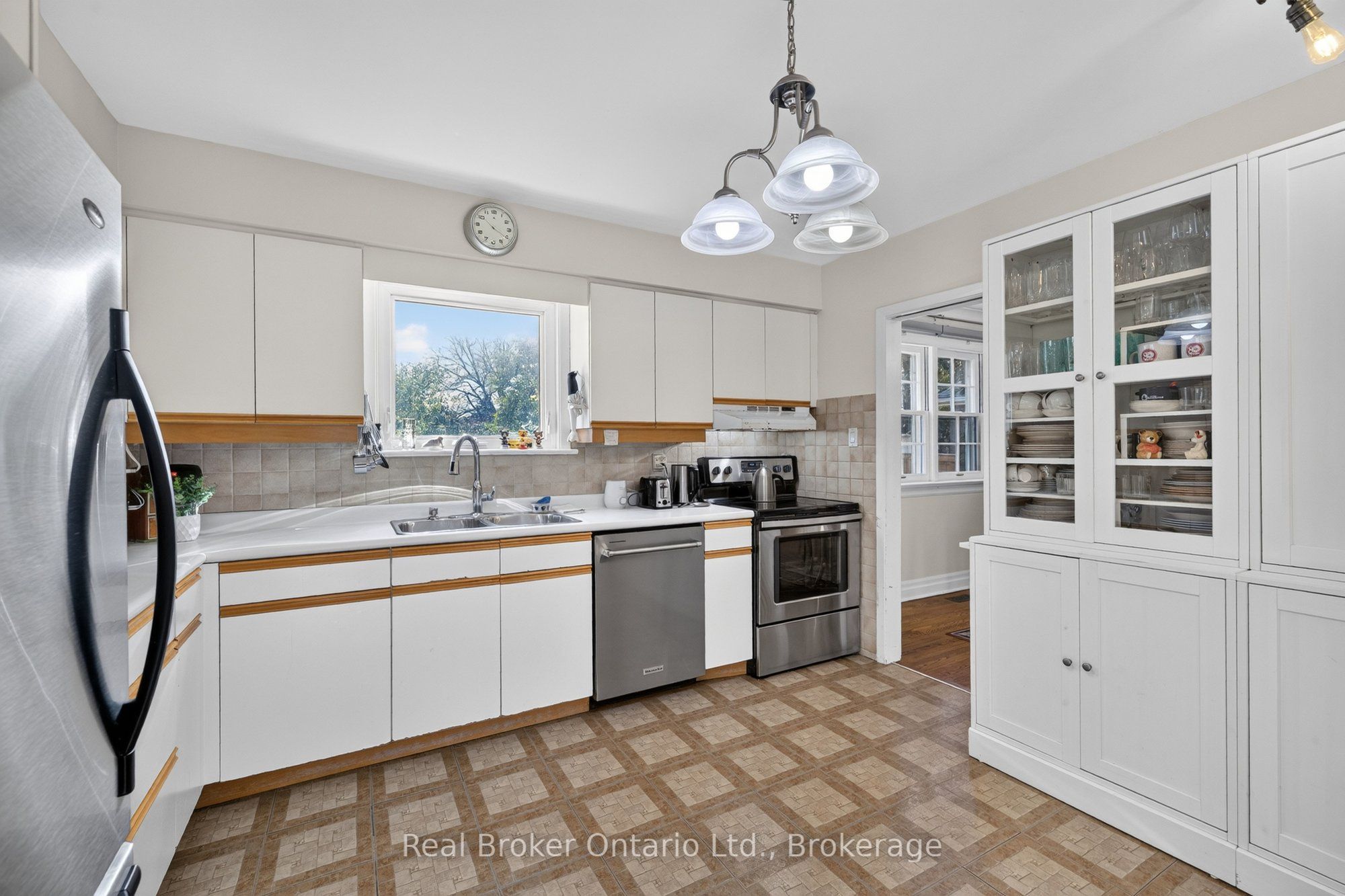 18 Kingsview Boulevard Property Photo 18