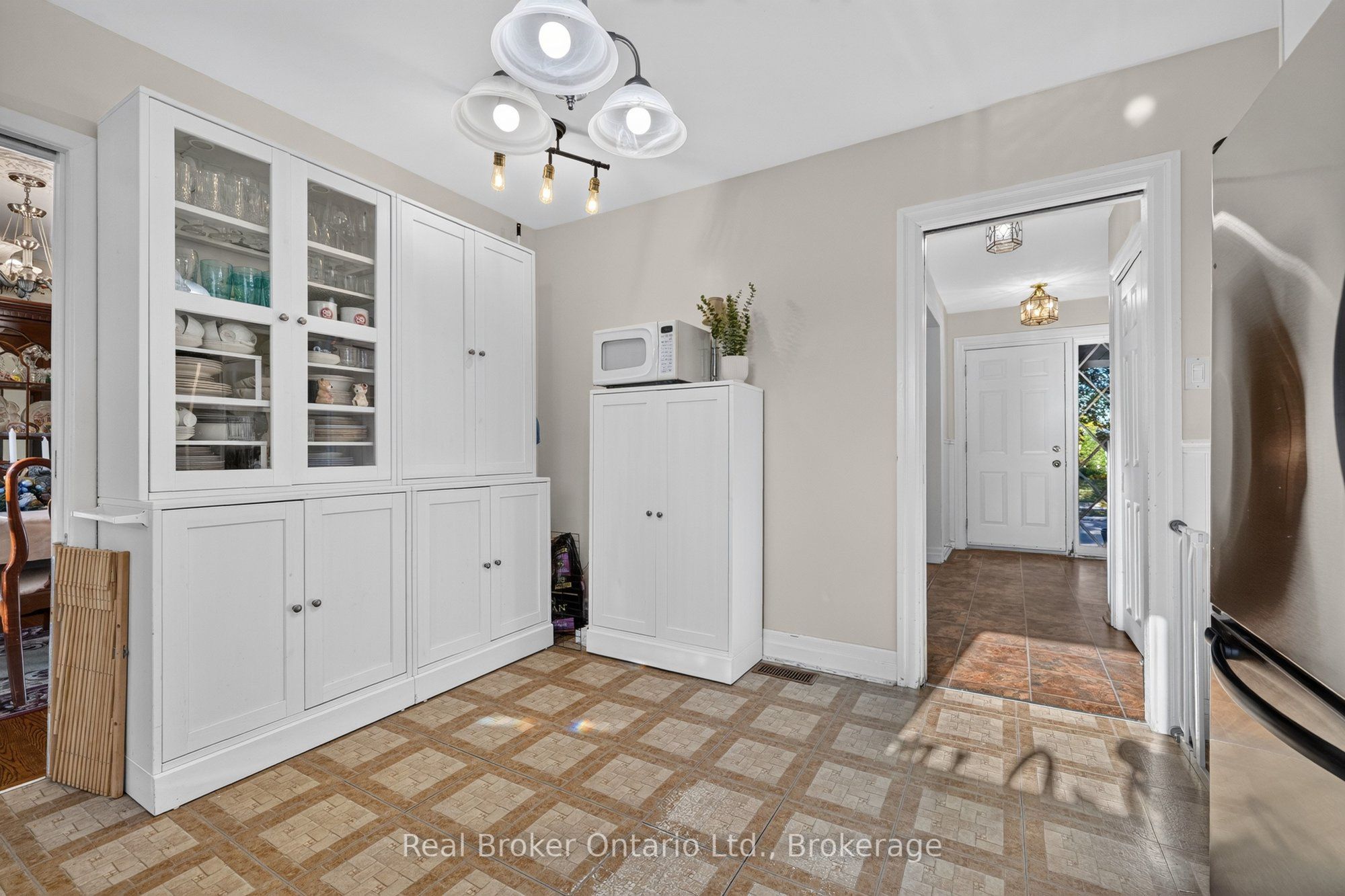 18 Kingsview Boulevard Property Photo 19