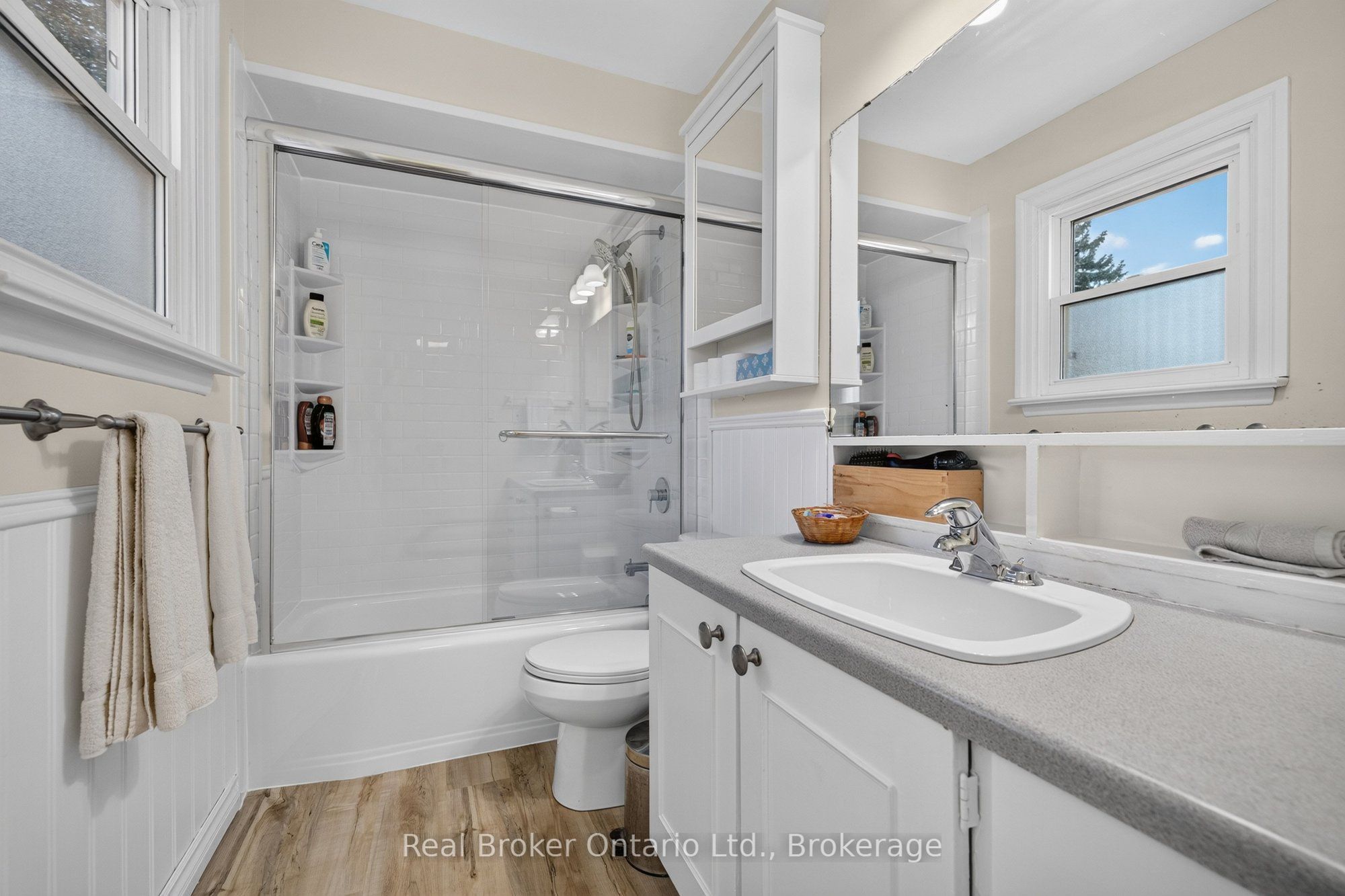 18 Kingsview Boulevard Property Photo 20
