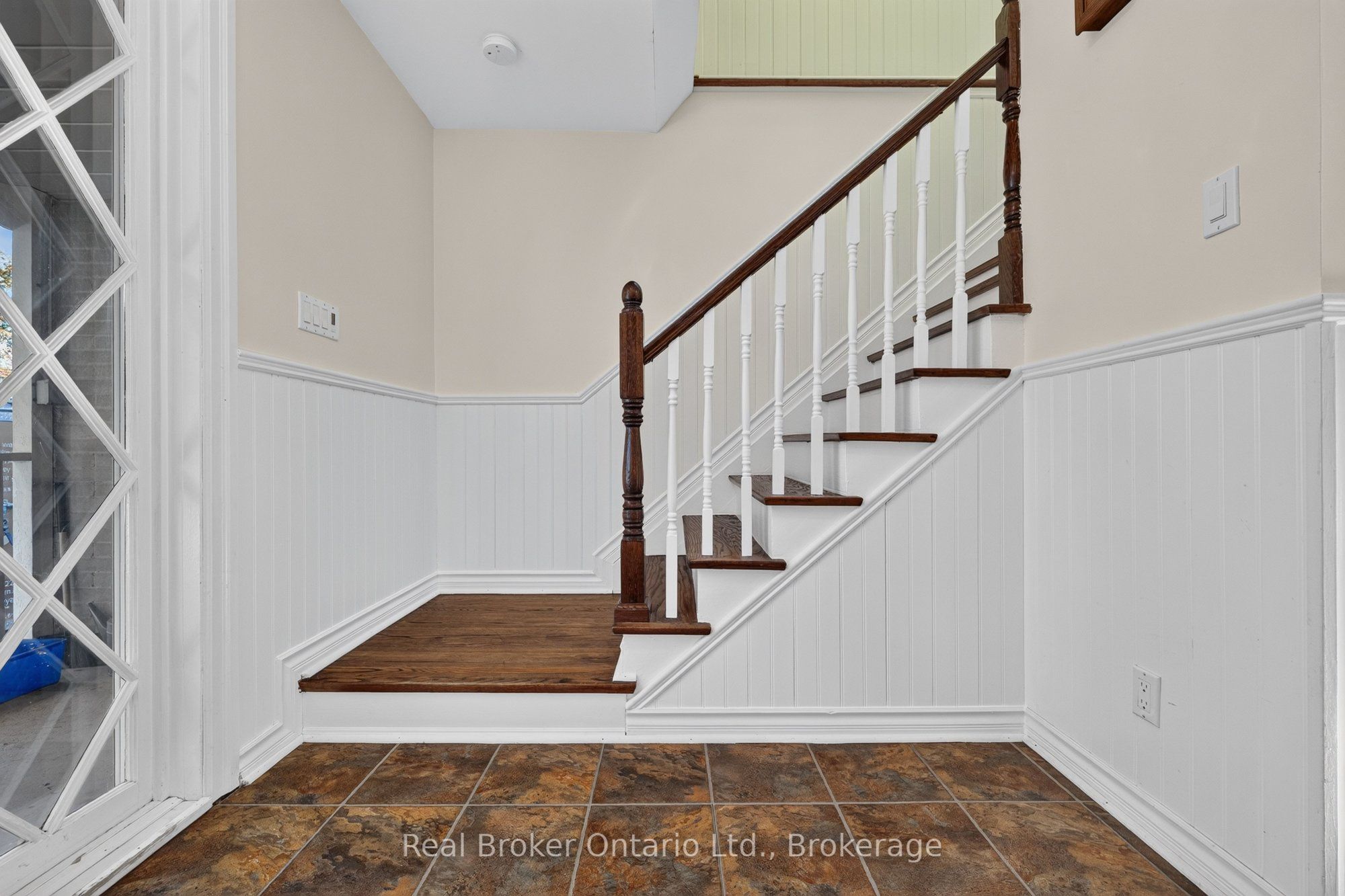 18 Kingsview Boulevard Property Photo 23