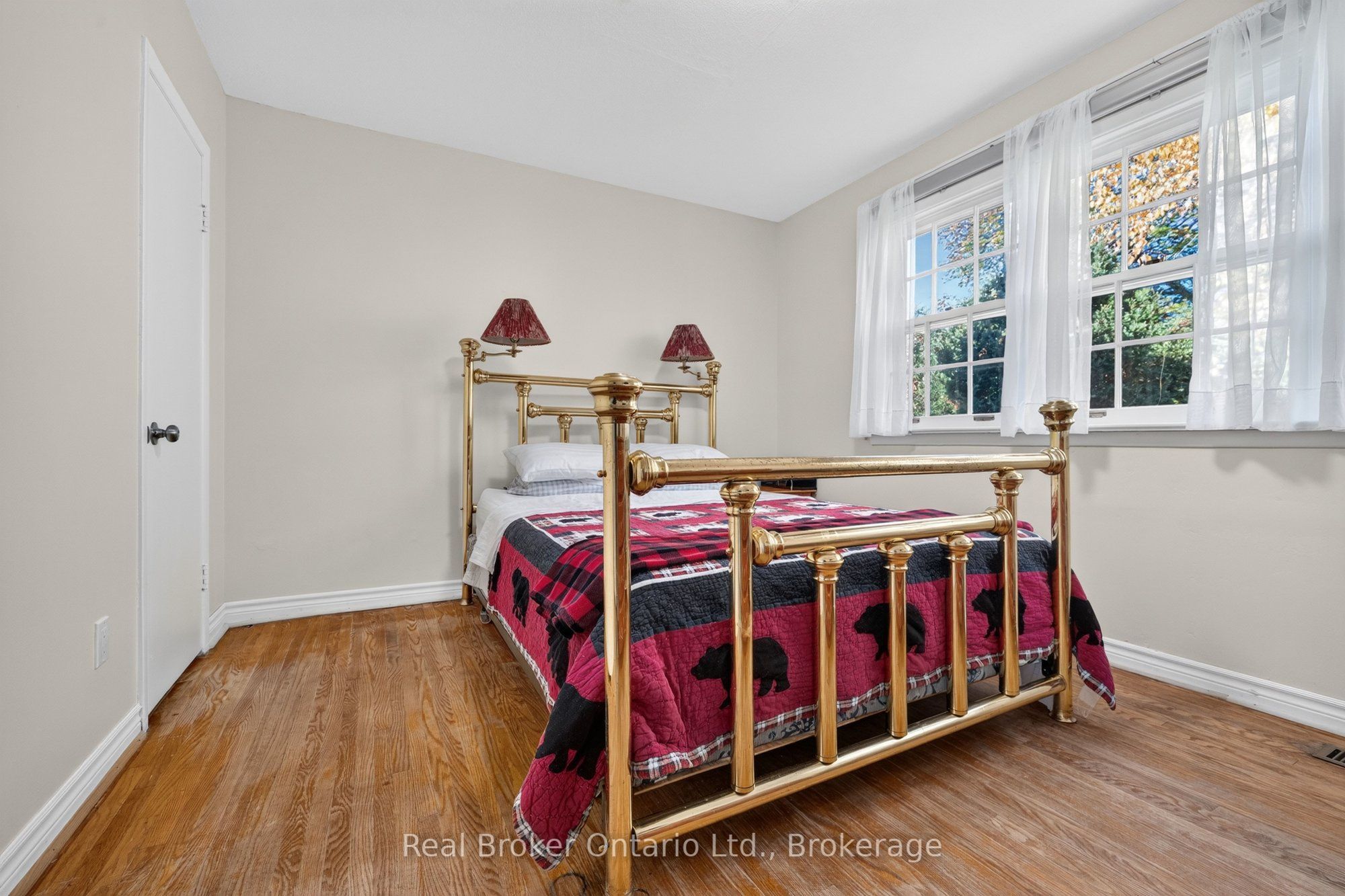 18 Kingsview Boulevard Property Photo 24