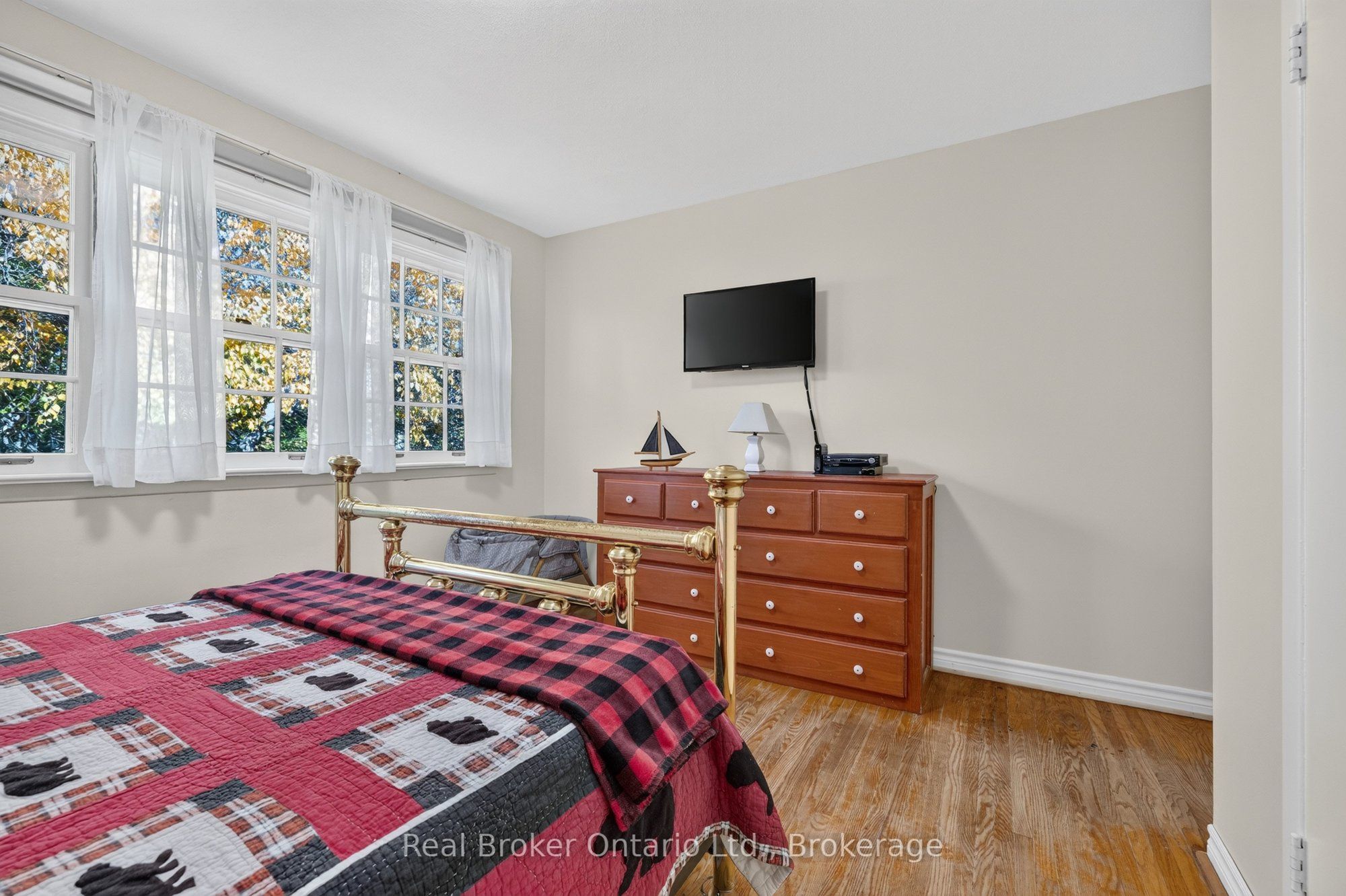 18 Kingsview Boulevard Property Photo 25