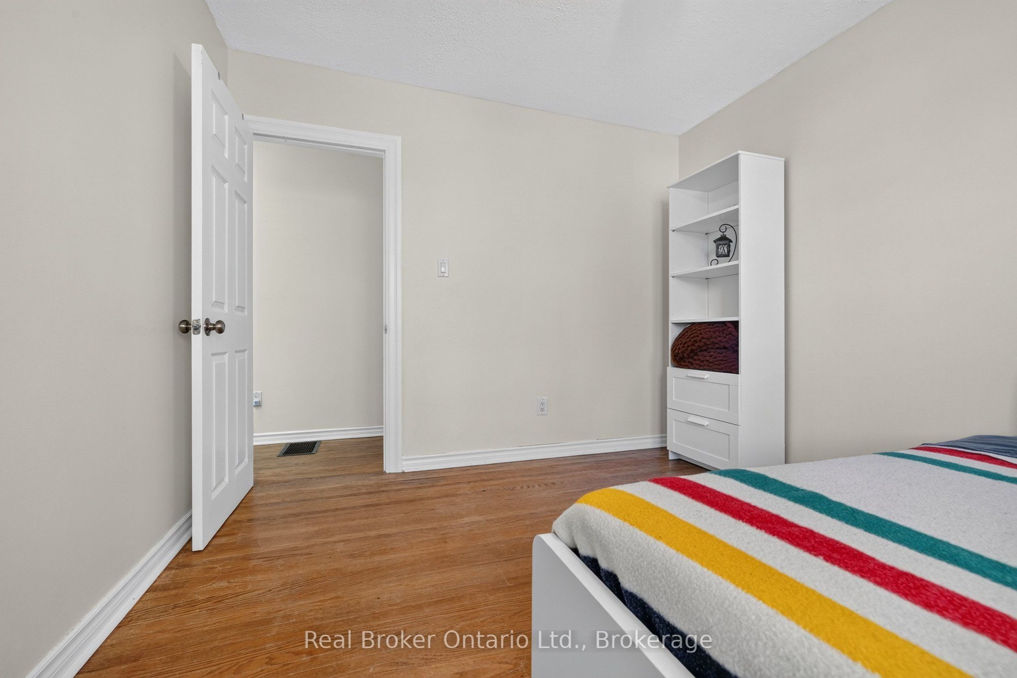 18 Kingsview Boulevard Property Photo 30