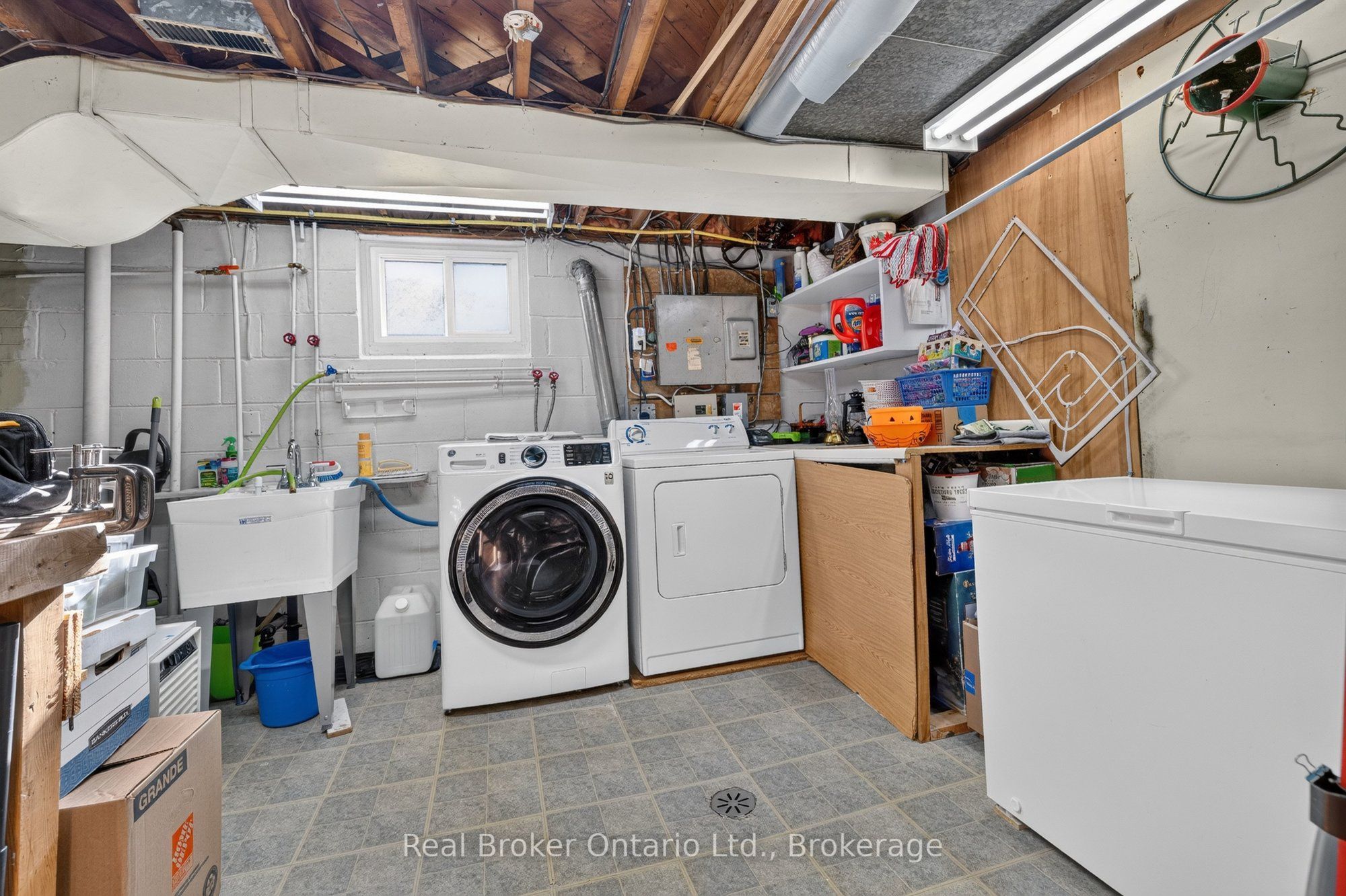 18 Kingsview Boulevard Property Photo 36