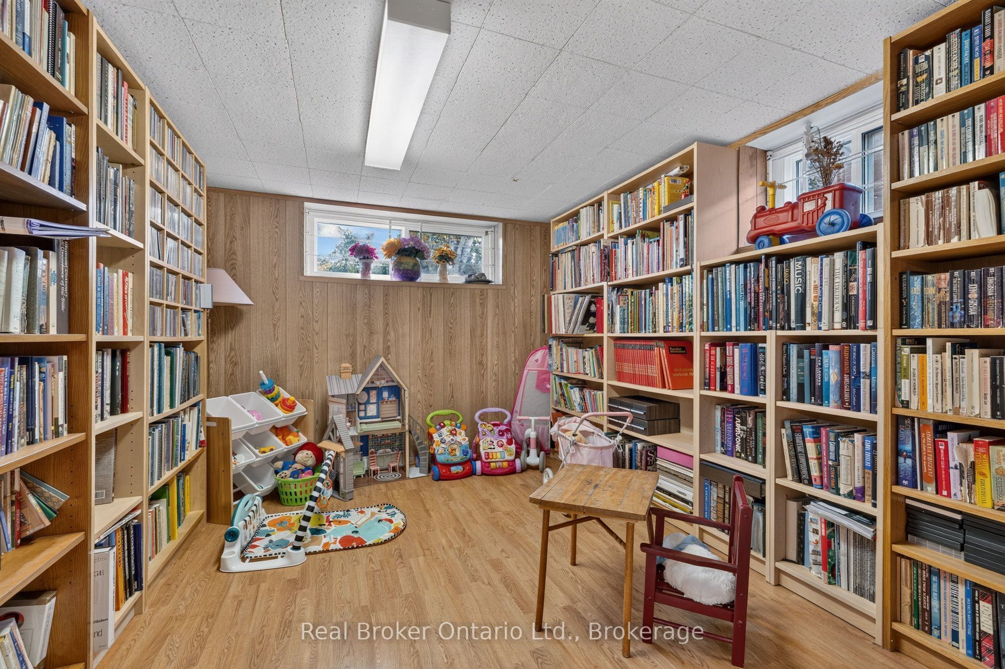 18 Kingsview Boulevard Property Photo 37