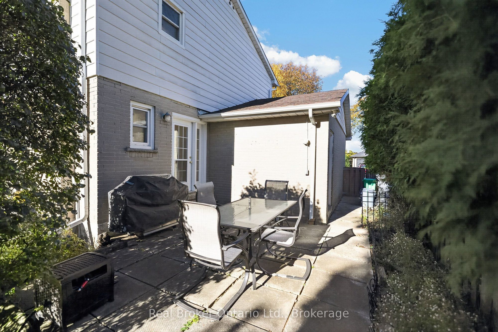 18 Kingsview Boulevard Property Photo 38