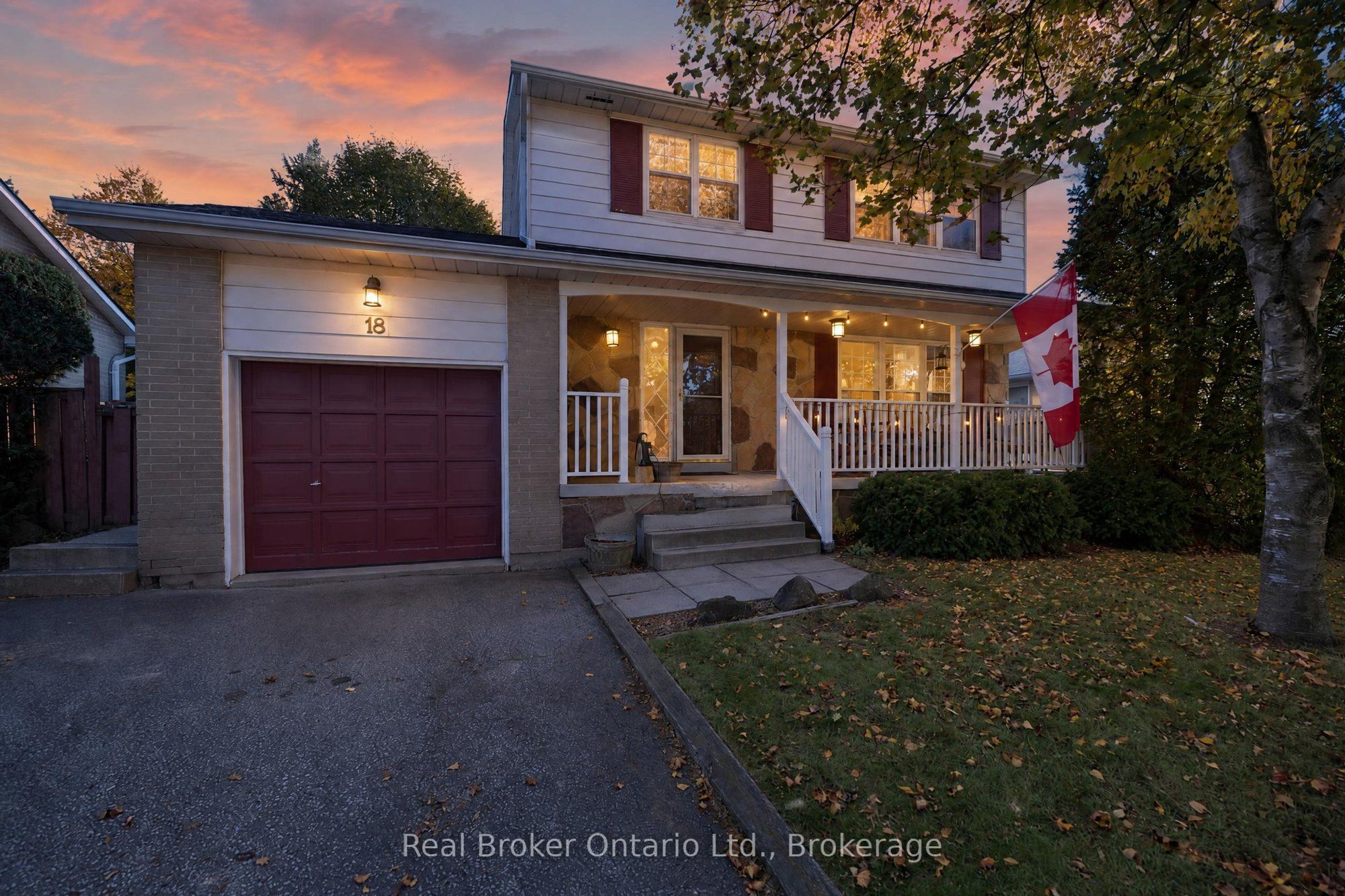 18 Kingsview Boulevard E Property Photo 1