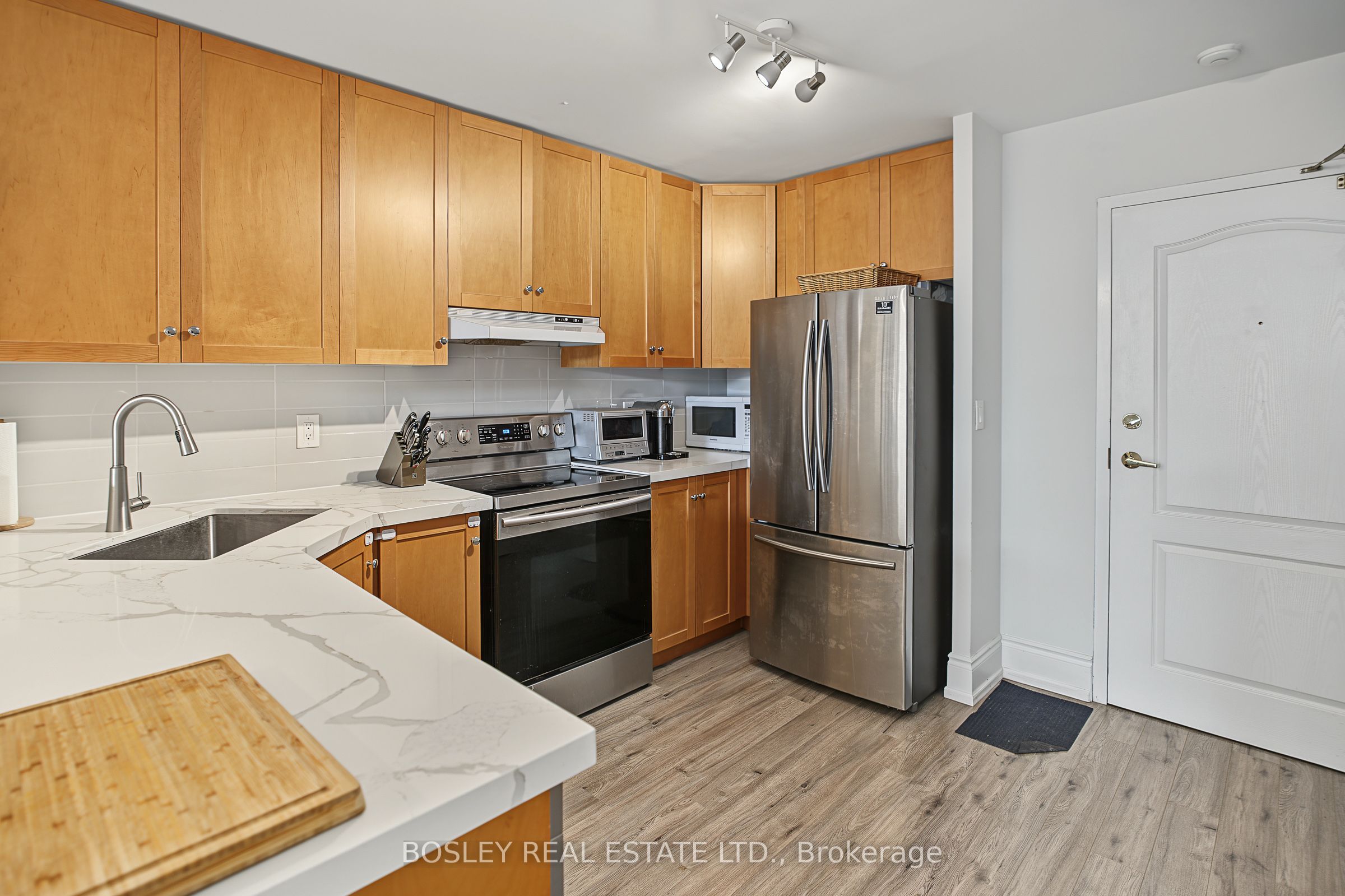 3531 Lake Shore Boulevard W 210 Property Photo 3