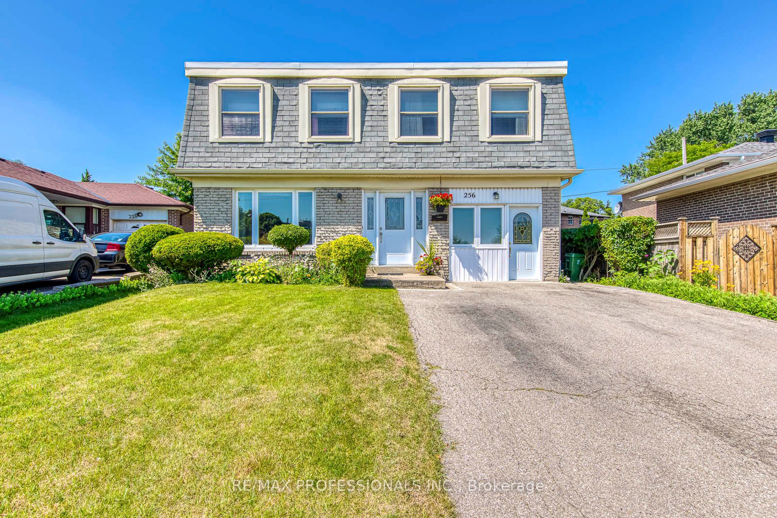 256 Wellesworth Drive Property Photo 1