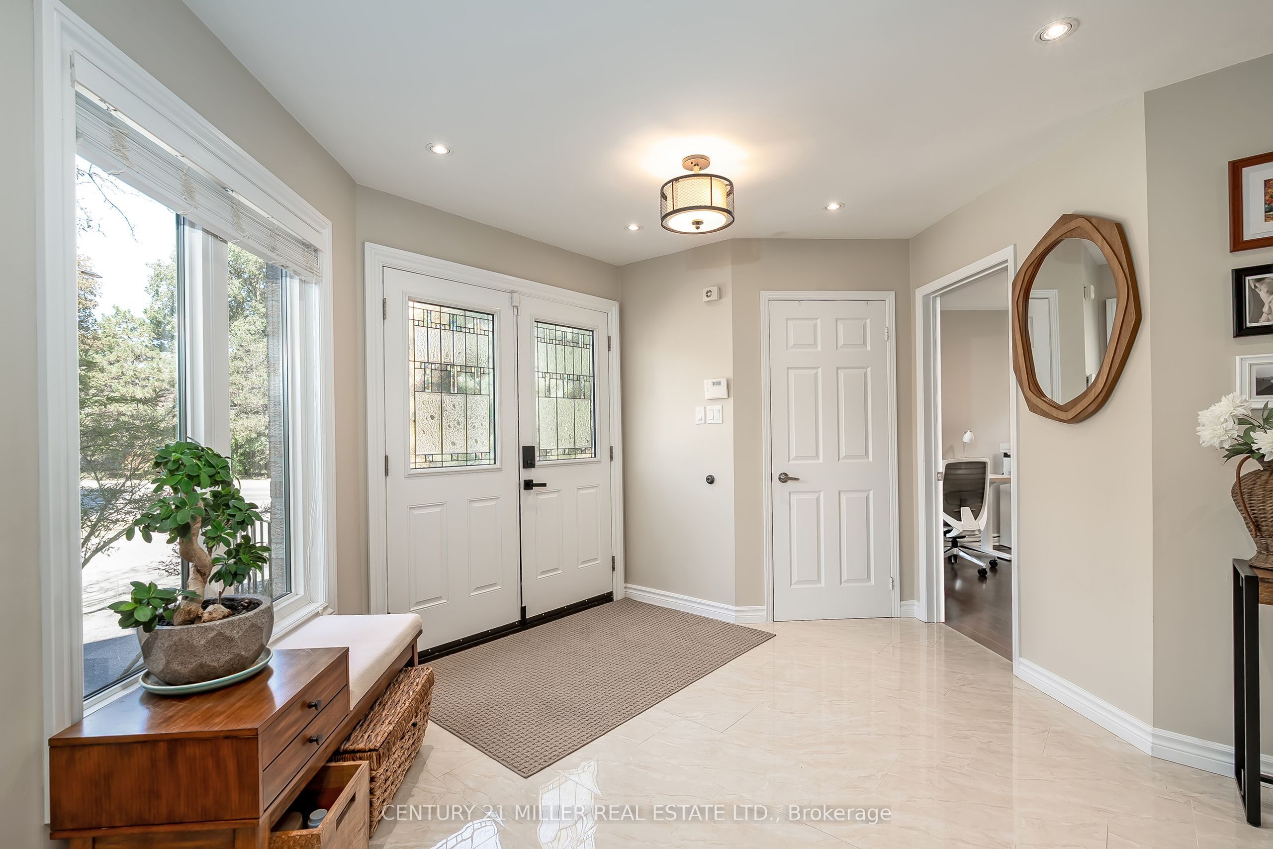 6482 Tenth Line W Property Photo 4