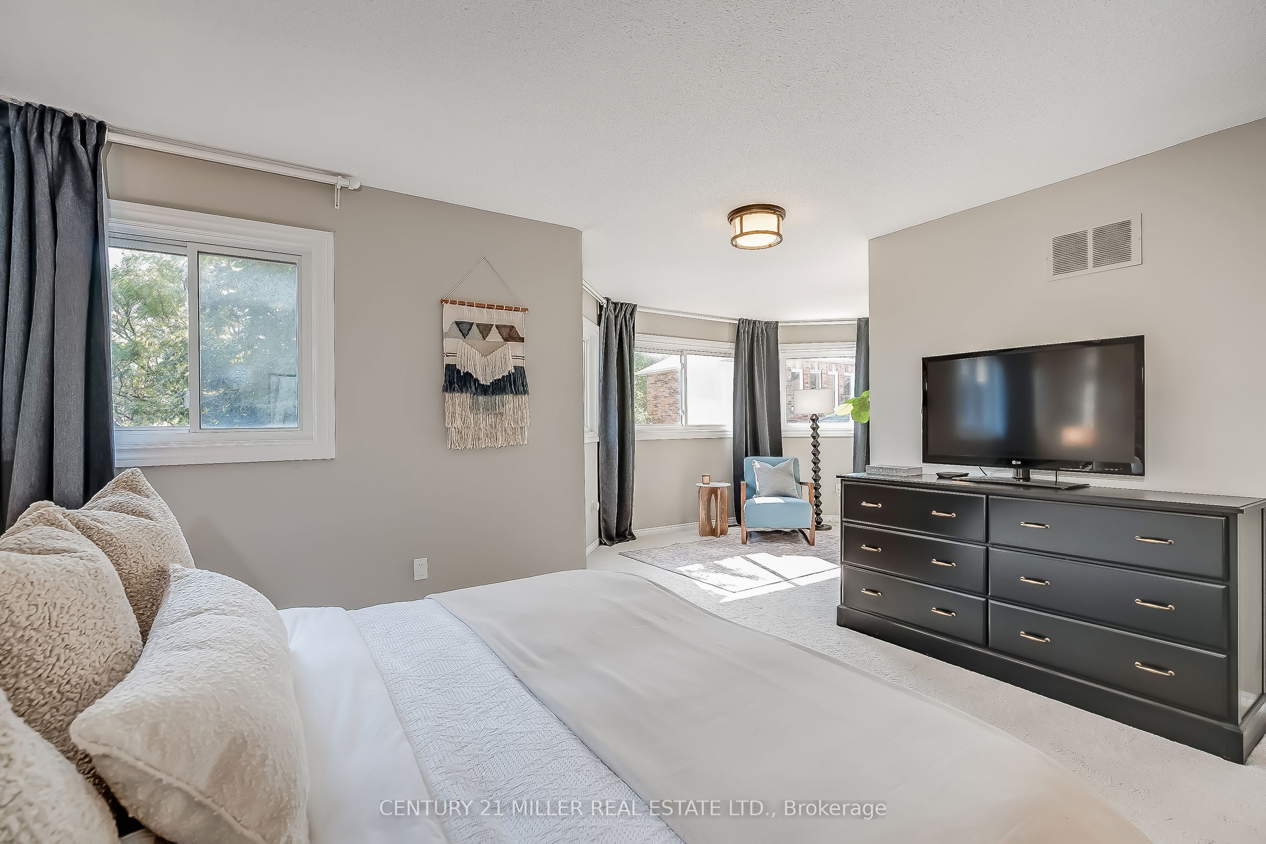 6482 Tenth Line W Property Photo 20