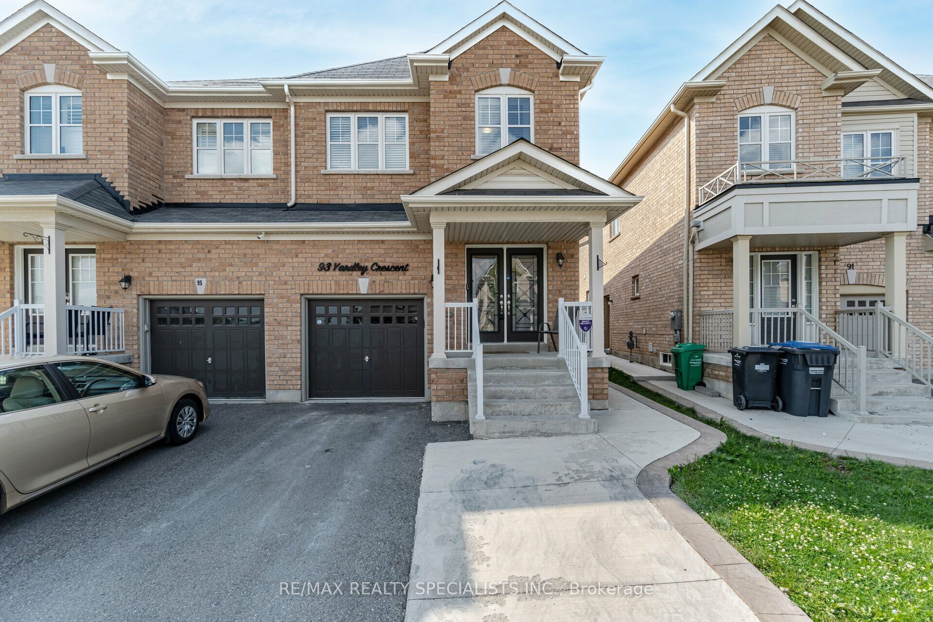 93 Yardley Crescent Property Photo 2