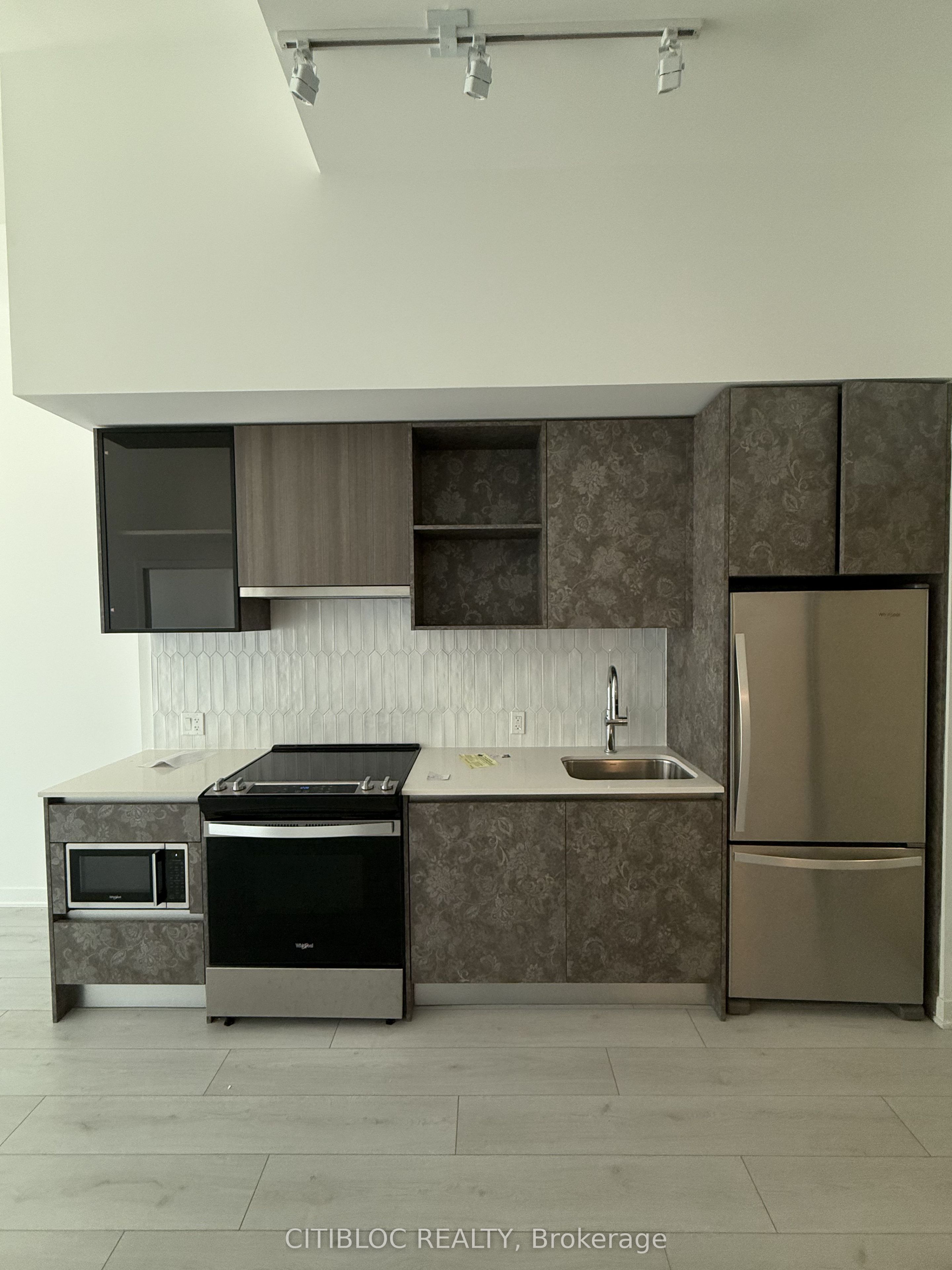 395 Dundas Street W 124 Property Photo 4