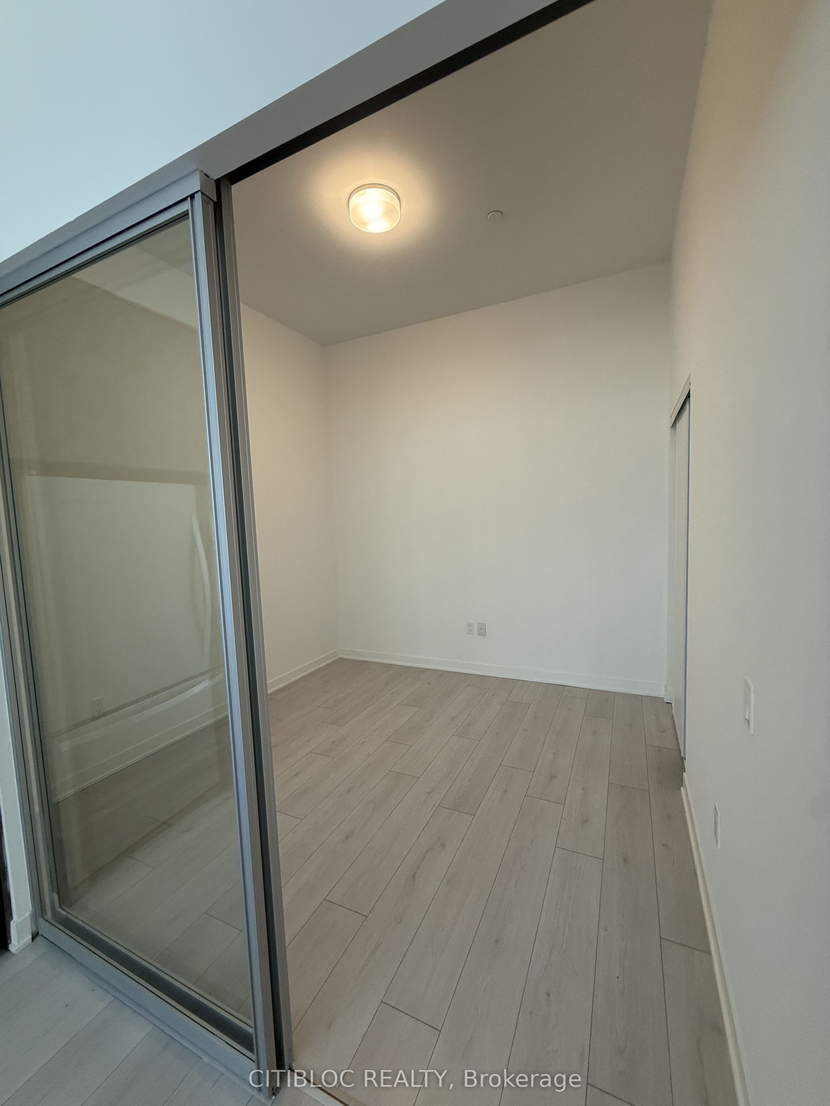 395 Dundas Street W 124 Property Photo 7