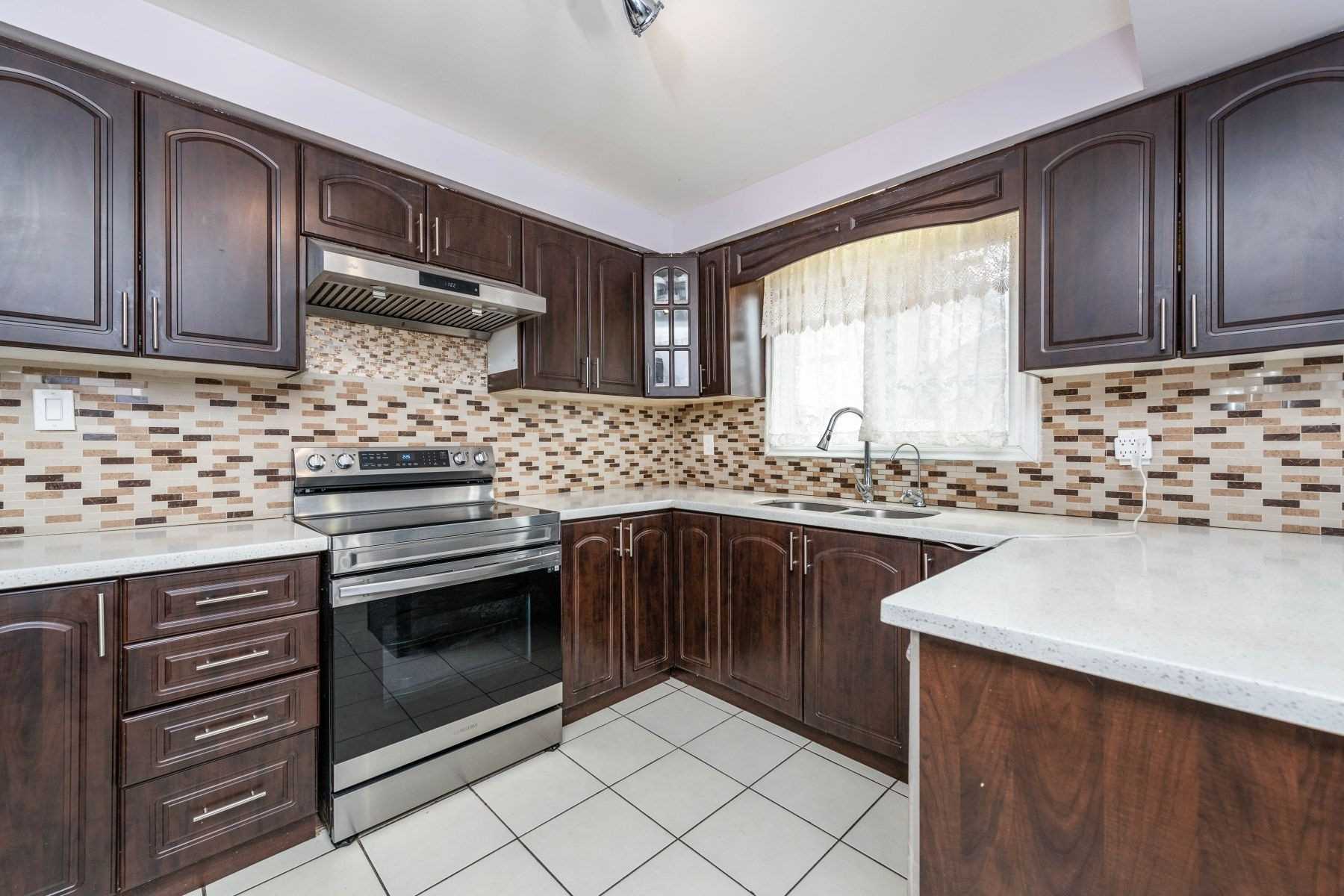 3430 Chipley Cres Property Photo 4