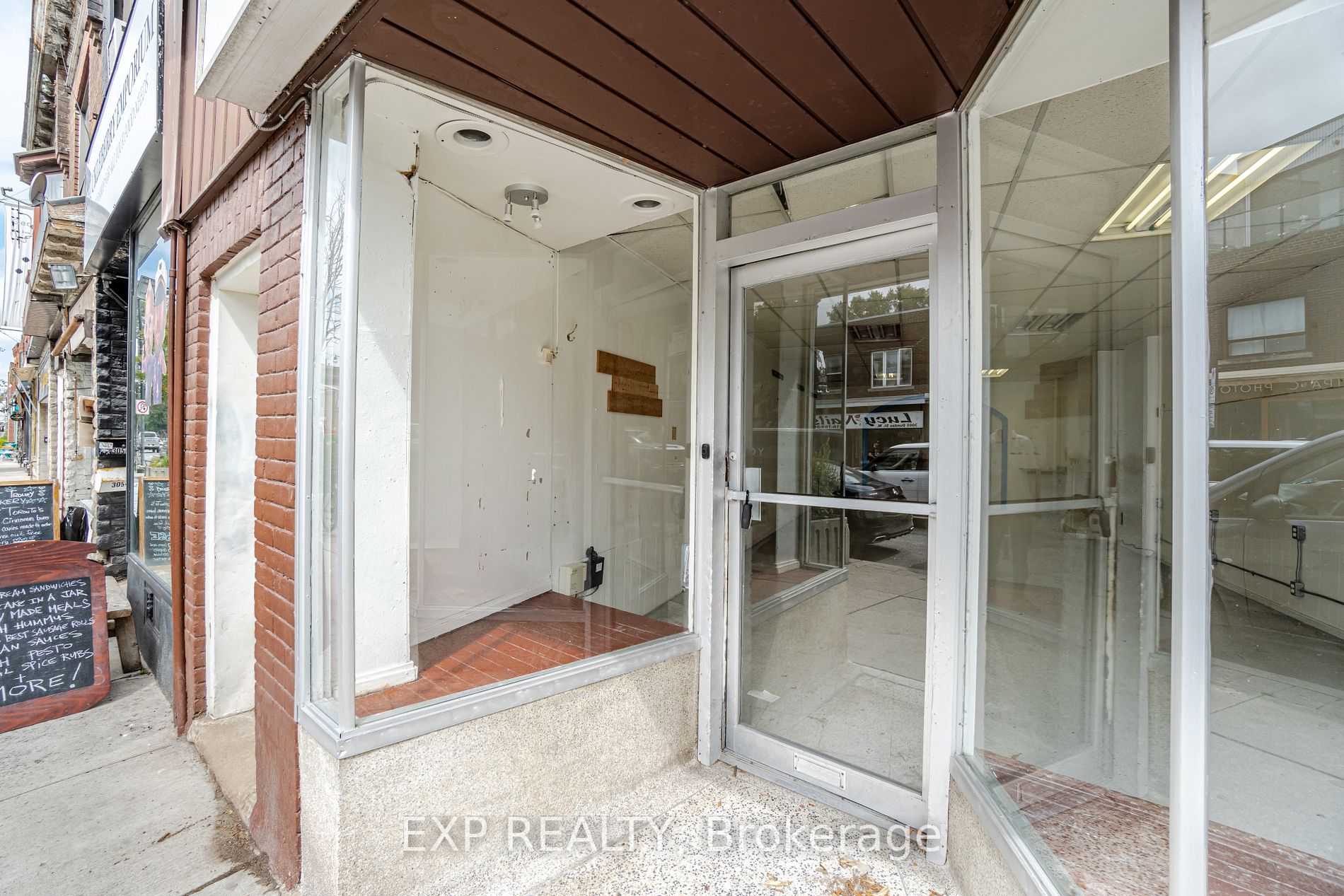 3052 Dundas St W Property Photo 3