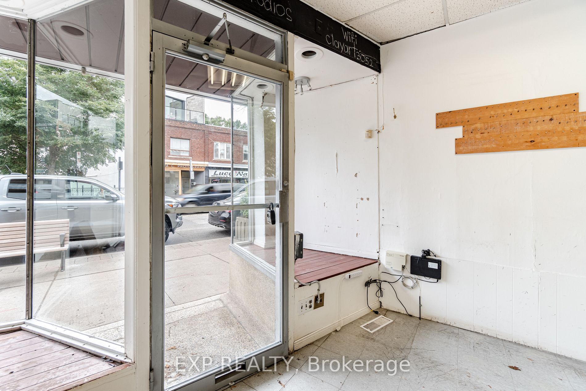 3052 Dundas St W Property Photo 4