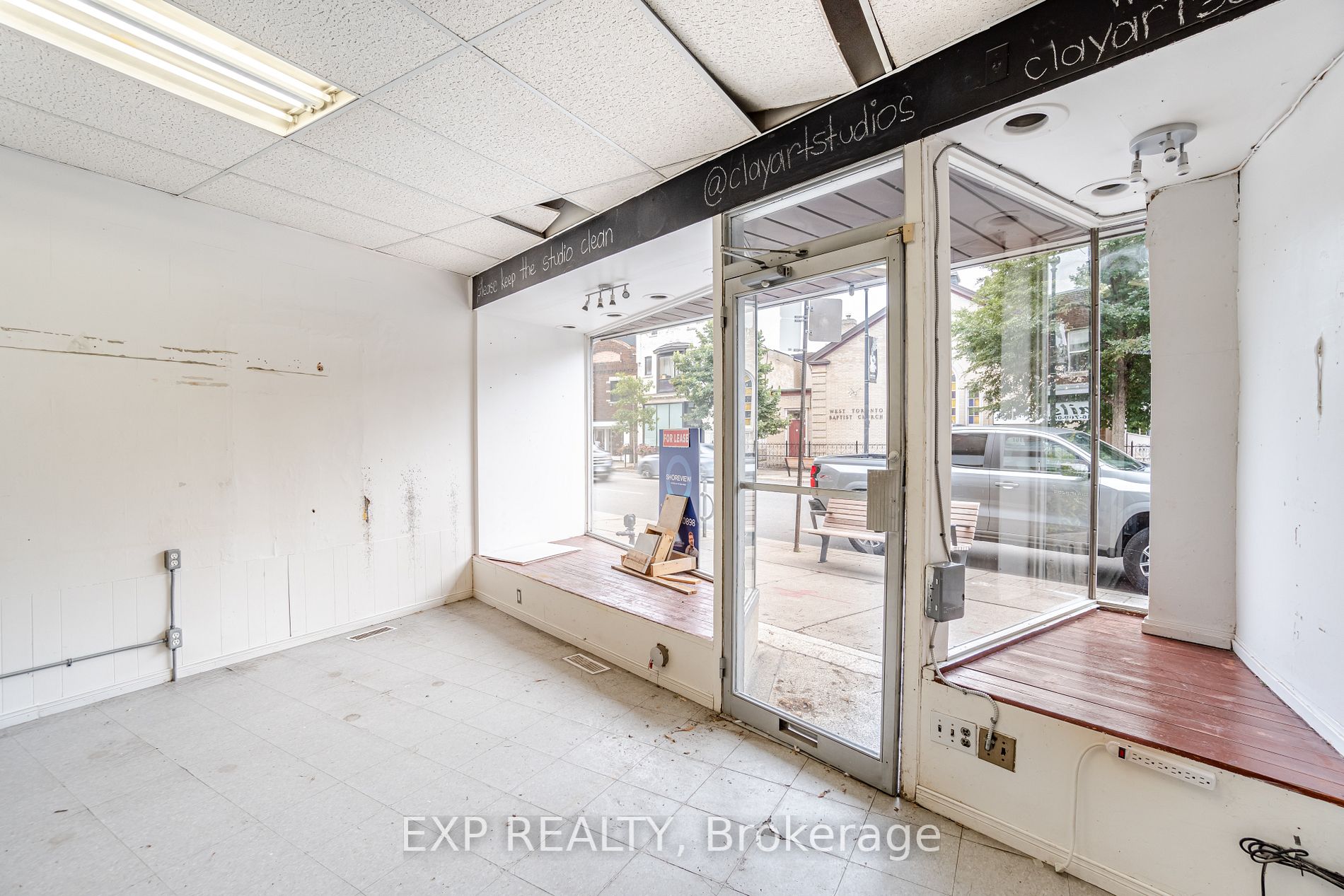 3052 Dundas St W Property Photo 5