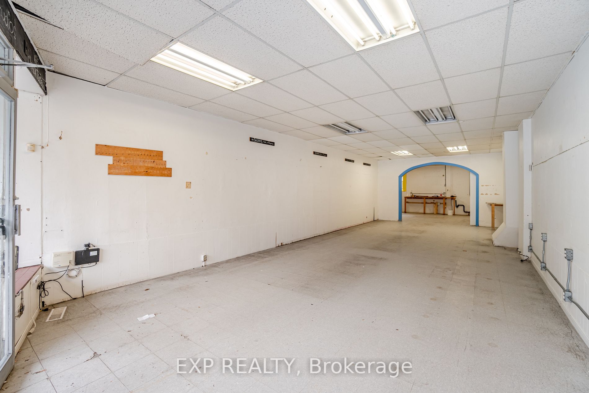 3052 Dundas St W Property Photo 6