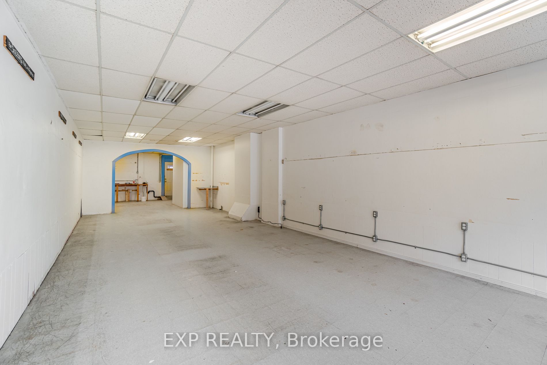 3052 Dundas St W Property Photo 7