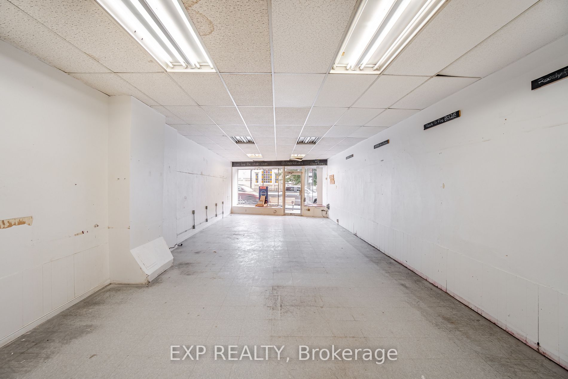 3052 Dundas St W Property Photo 8