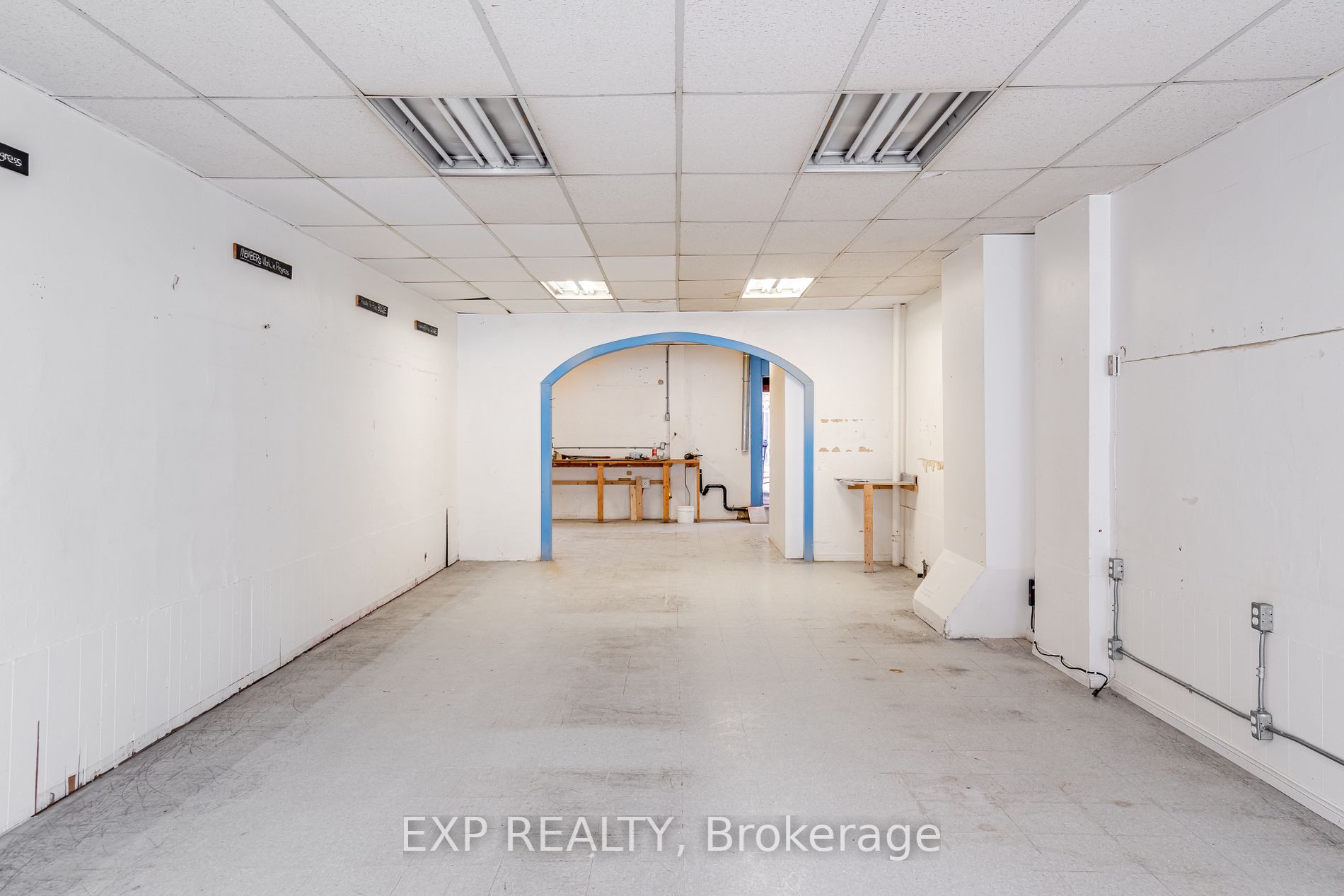 3052 Dundas St W Property Photo 9