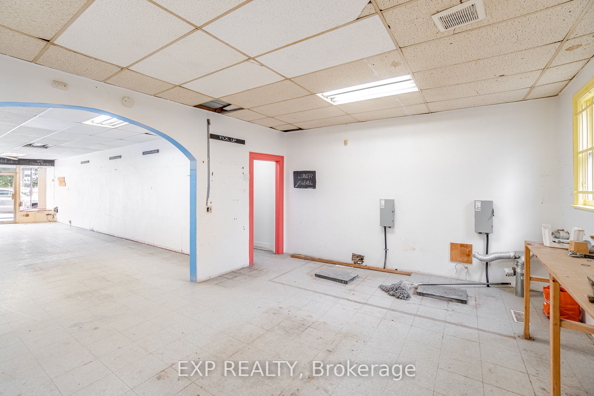 3052 Dundas St W Property Photo 10