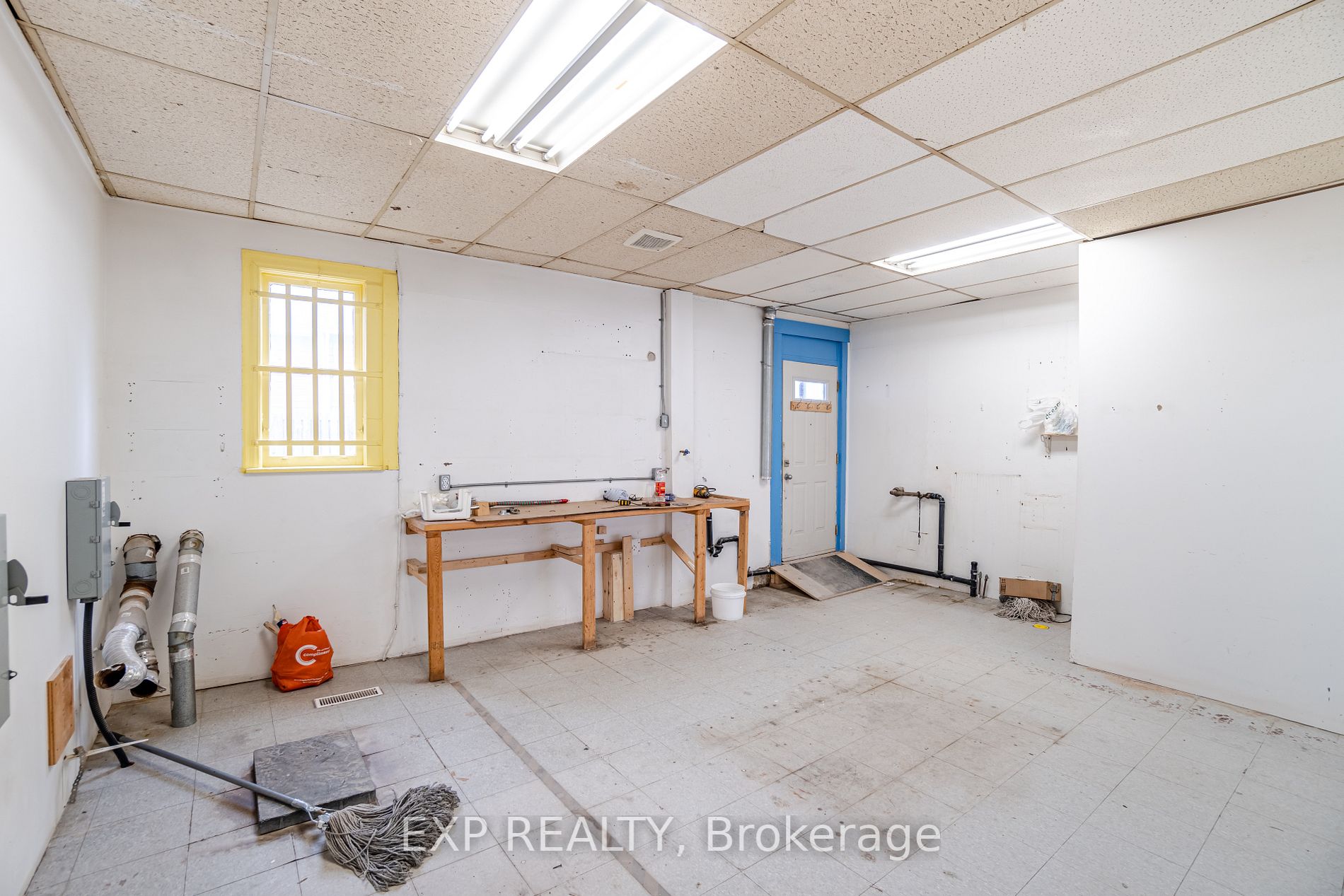 3052 Dundas St W Property Photo 11