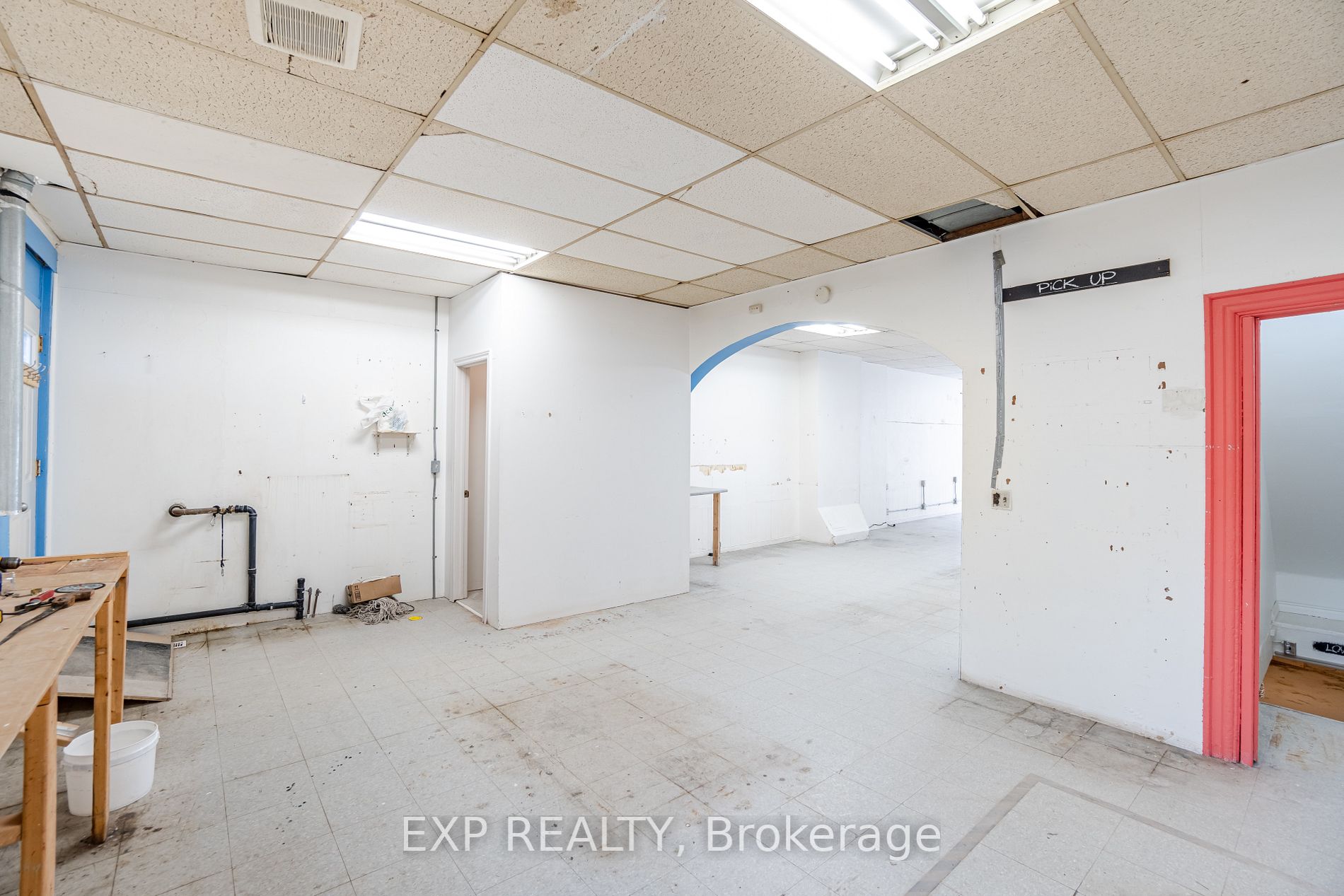 3052 Dundas St W Property Photo 12