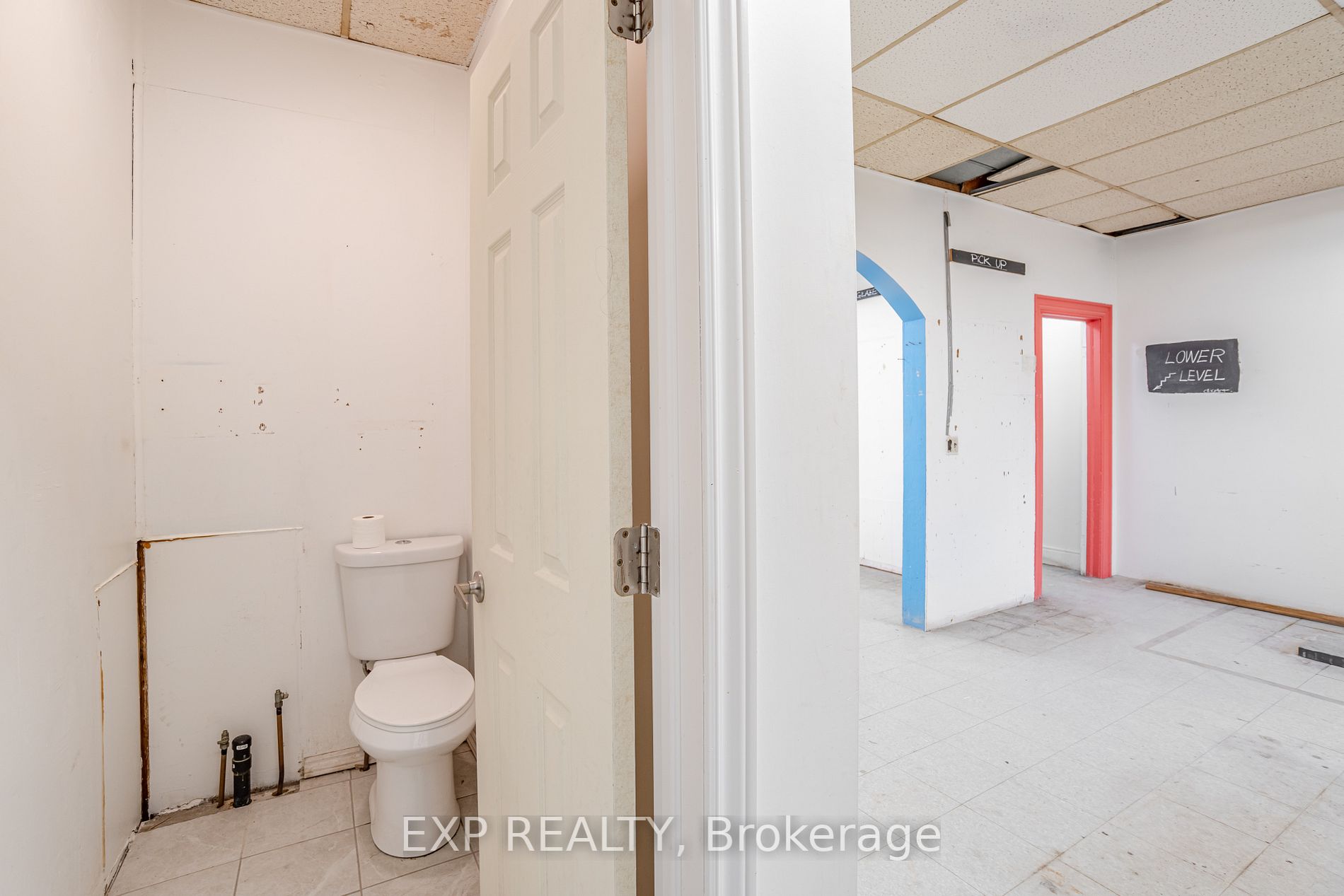 3052 Dundas St W Property Photo 13