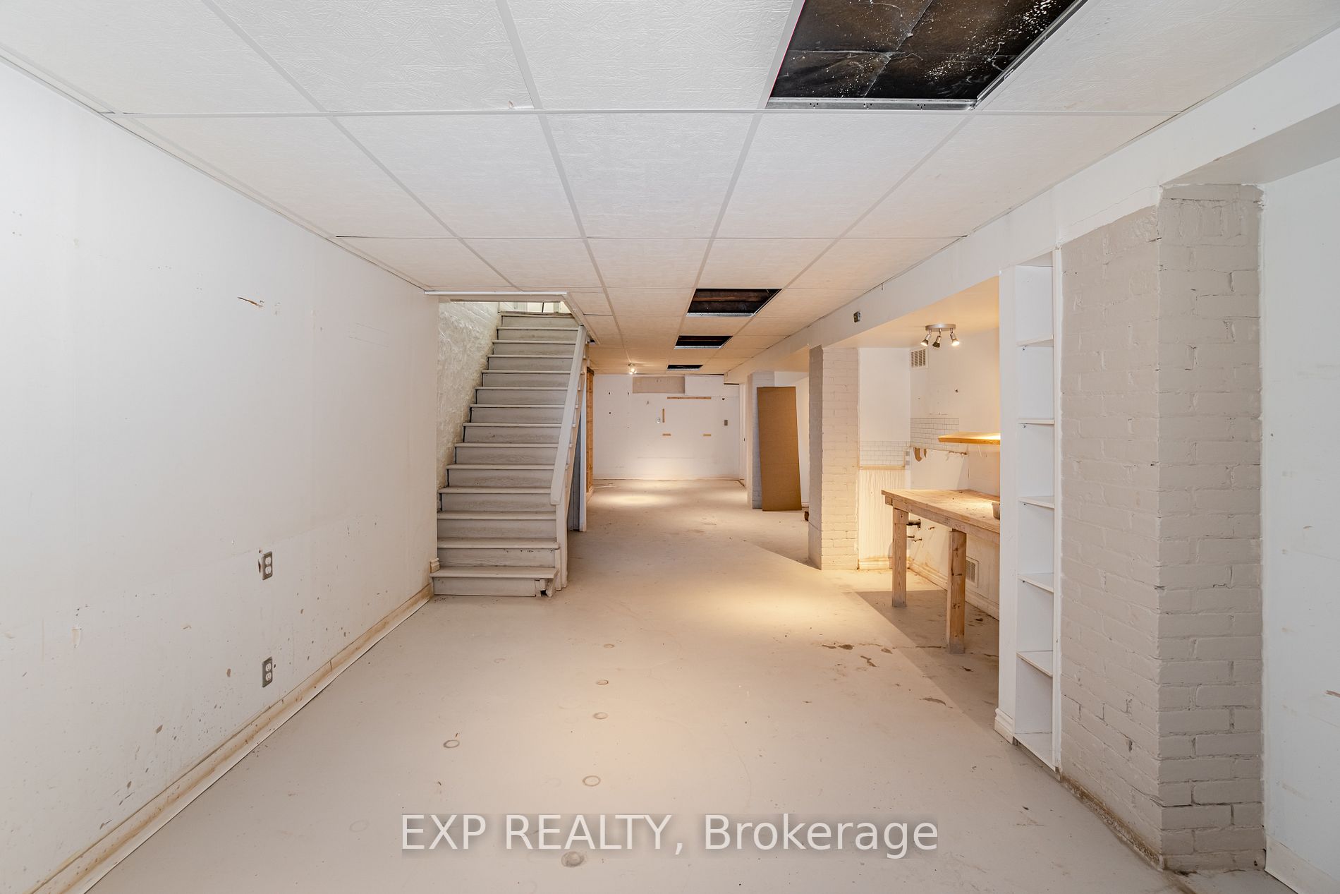 3052 Dundas St W Property Photo 14