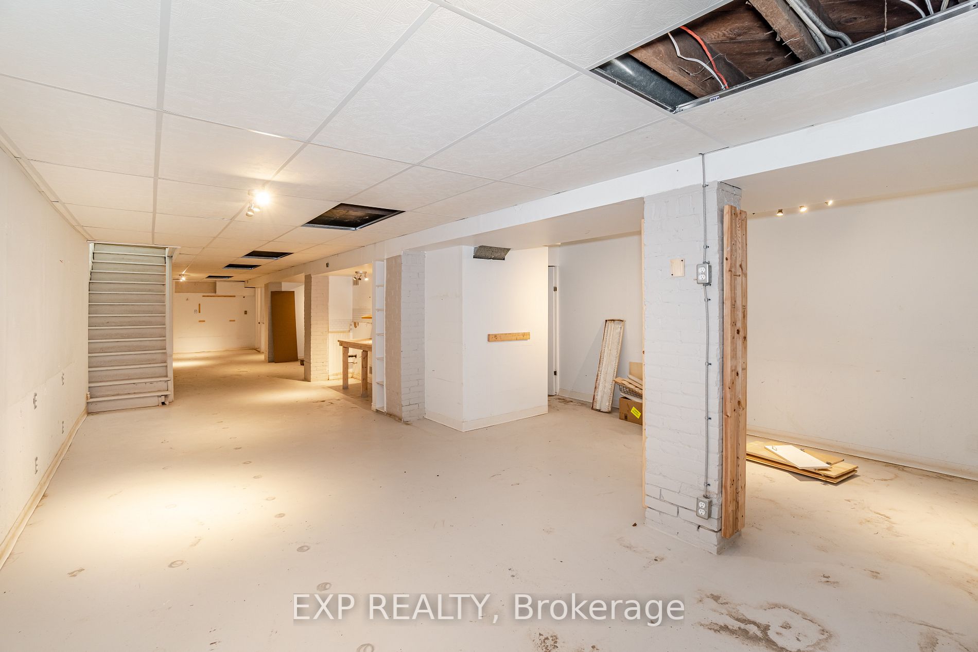 3052 Dundas St W Property Photo 15