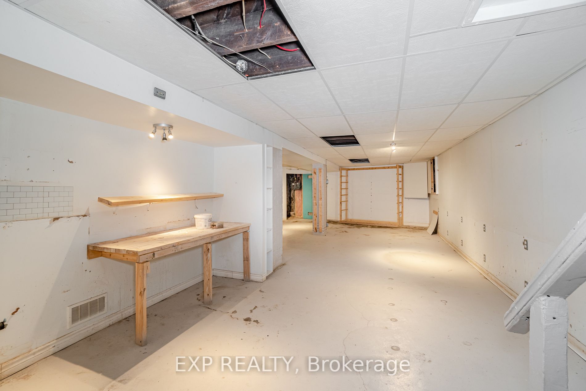 3052 Dundas St W Property Photo 16