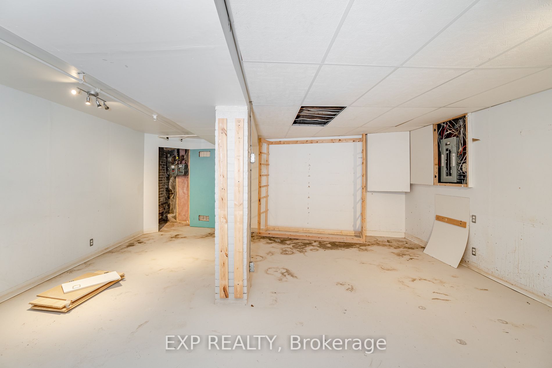 3052 Dundas St W Property Photo 17