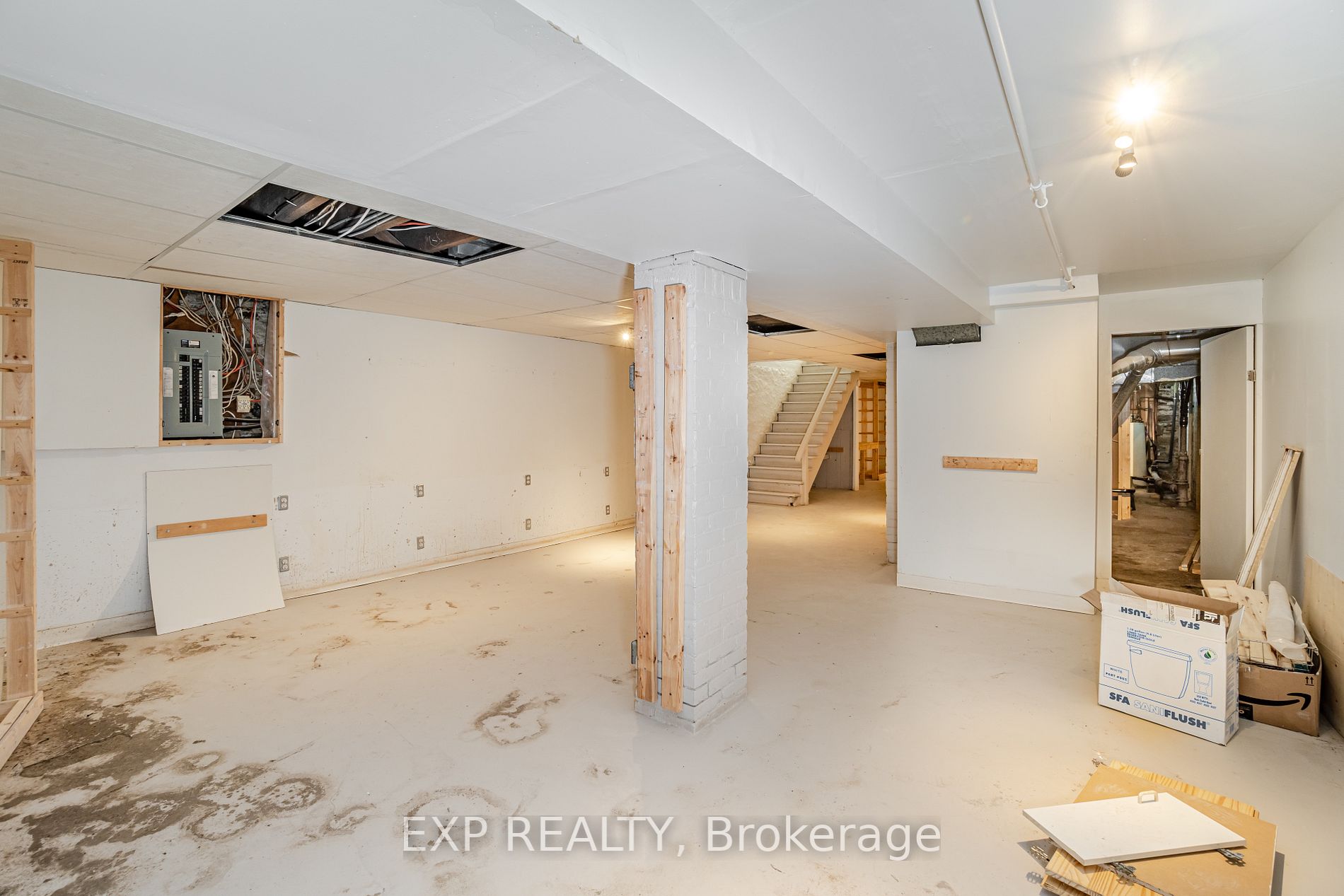 3052 Dundas St W Property Photo 18
