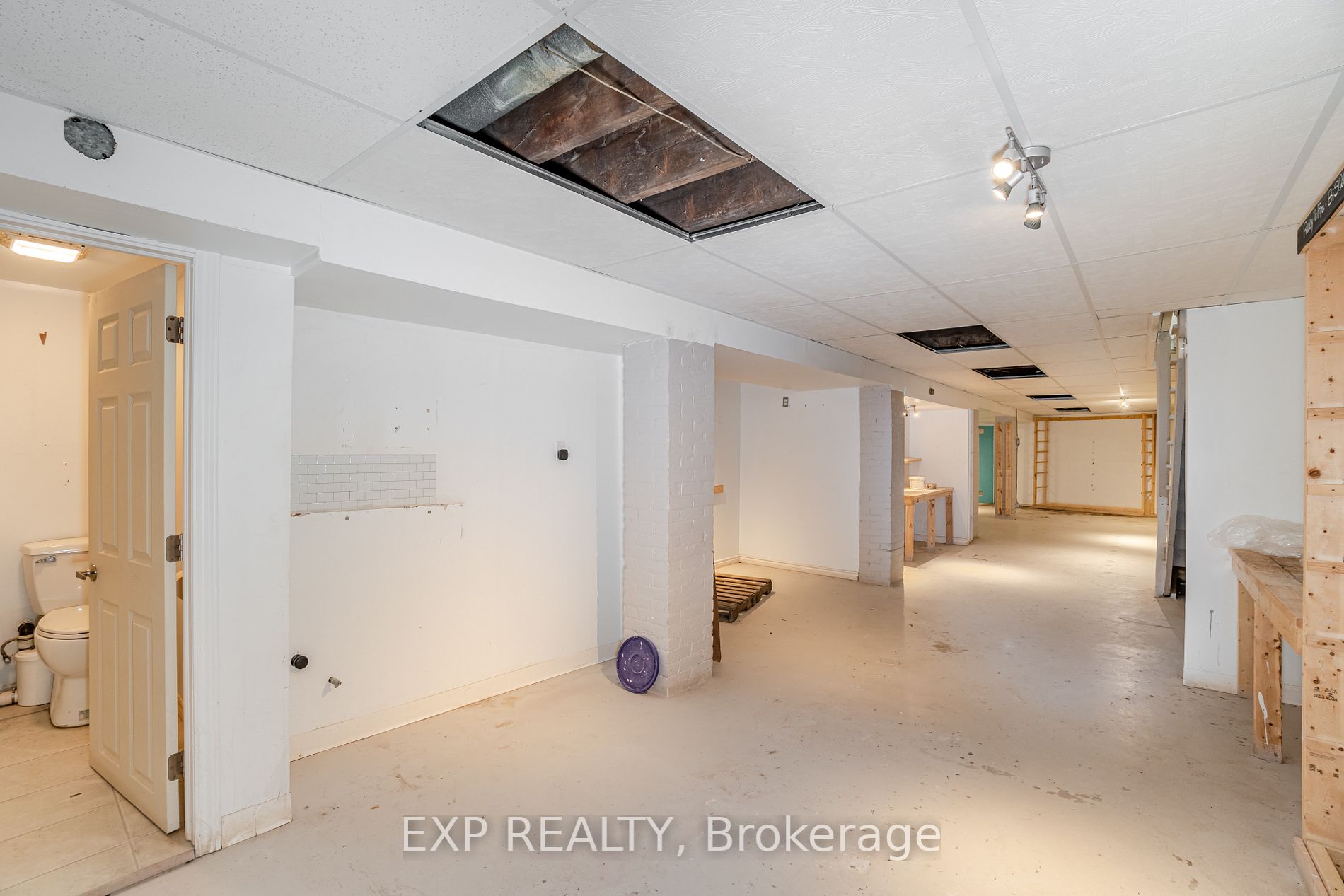 3052 Dundas St W Property Photo 22