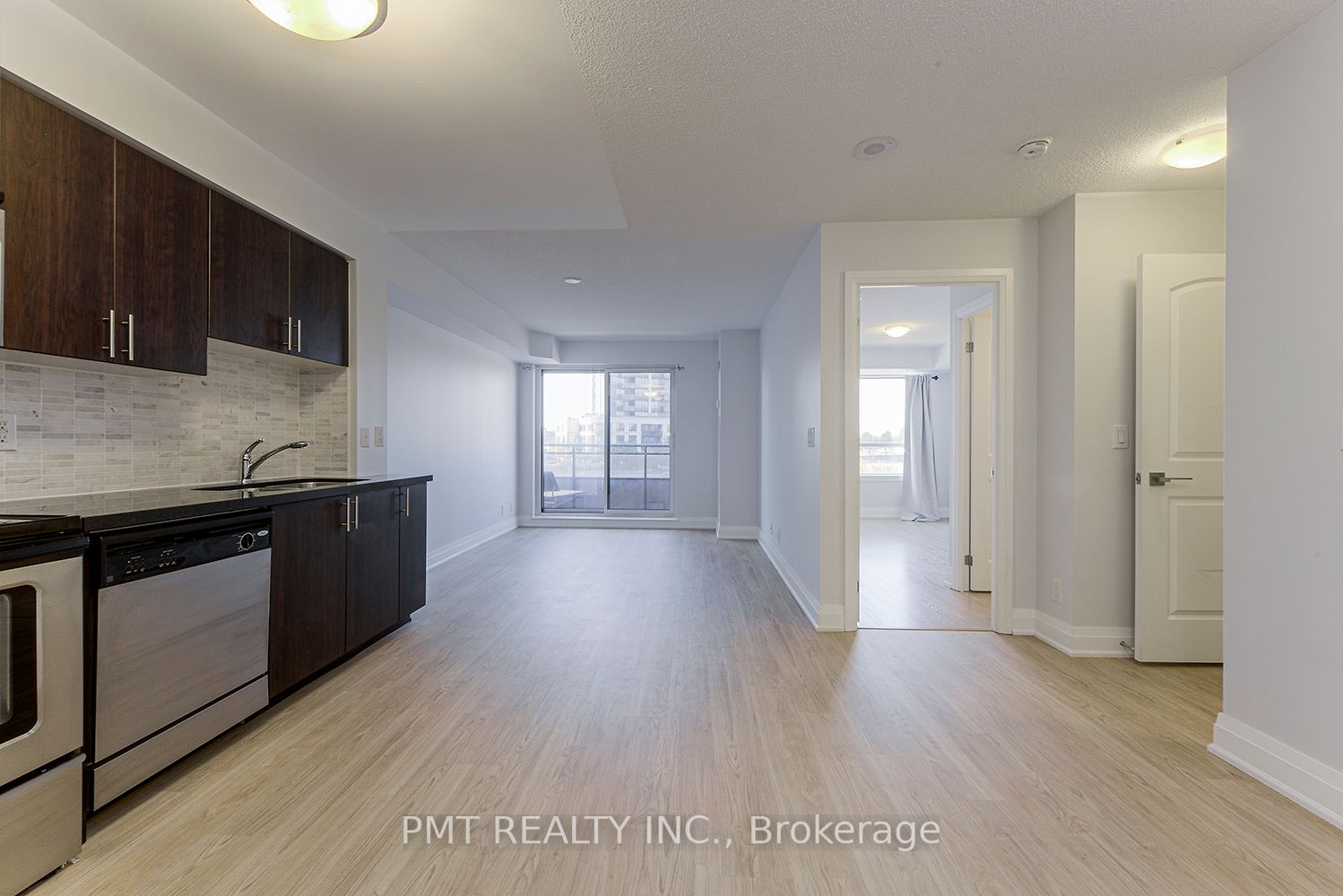 1 De Boers Dr 19 Property Photo 2